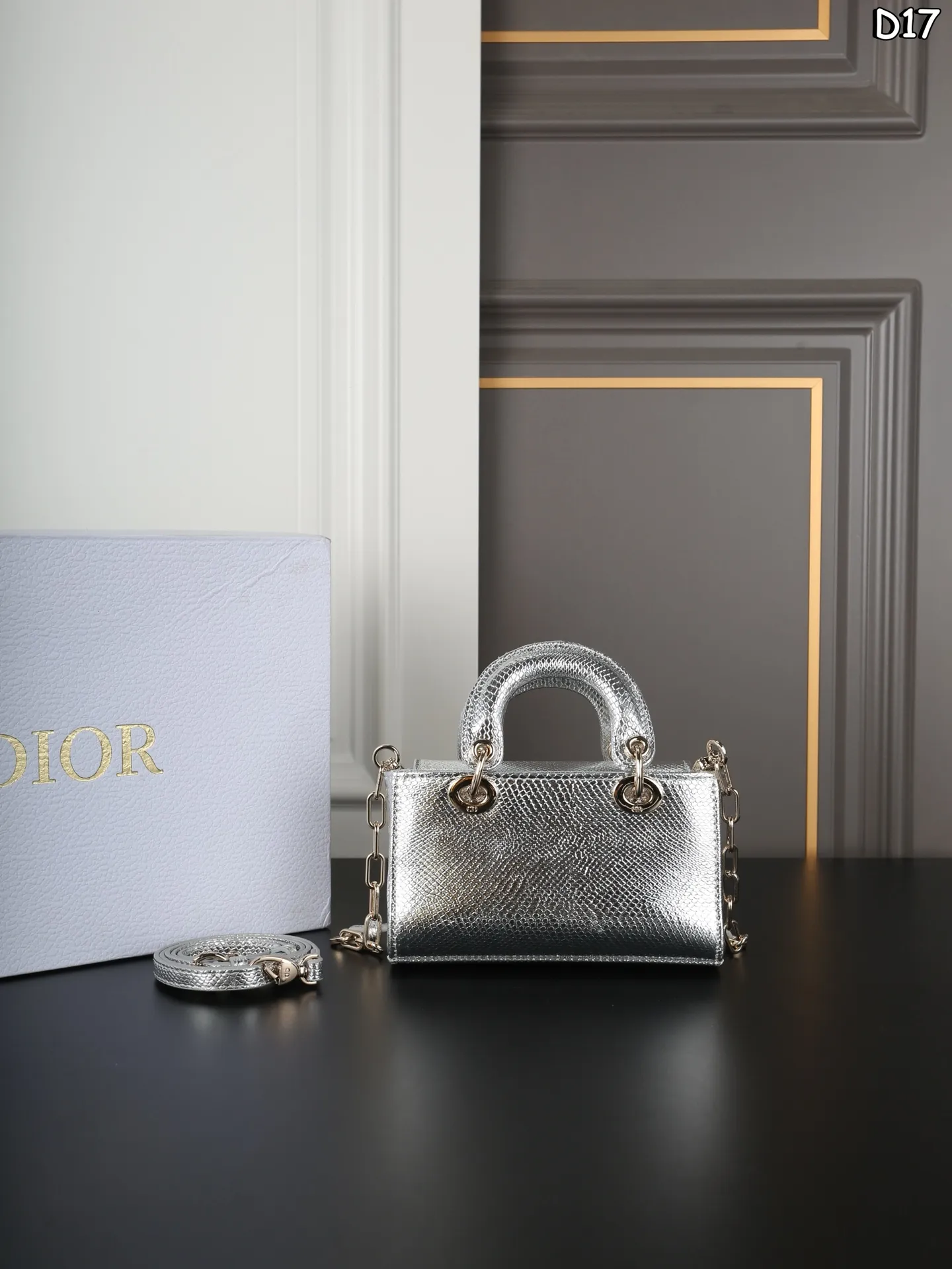 大P190 折叠盒 小P160 折叠盒 DIOR迪奥 Lady D-JOY 蜥蜴纹 横版戴妃包单肩斜挎手提包 酷girl也能背的🖤Dior蜥蜴皮🦎金属感戴妃❗️ 独特的稀有蜥蜴皮🦎质感超好 金属感⛓️的香槟色和银色 搭配深色上衣和牛仔裤街头感满满 时髦高级酷女孩必备🕶️ 尺寸:21×11/17×10