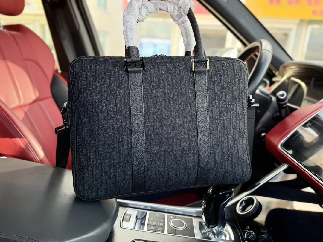 p245 牛皮版 📷高端货‼️ 新款 &ldquo; DIOR &rdquo;迪奥公文包💼 DIOR迪奥 OBLIQUE 印花Logo拆卸的皮革肩带 棉 单肩斜挎手提公文包 dior迪奥牛皮公文包 男款 黑色进口原厂面料🐂高清五金logo标志、专用里内里。顺滑拉链、油边平滑、做工精致每个细节到位！男人必备款。规格：38x28x6cm 配折叠礼盒🎁