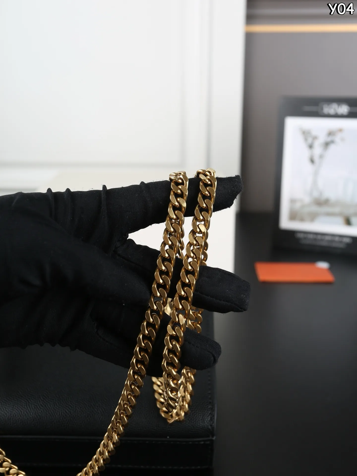 P160 全套礼盒 圣罗兰 YSL KATE 鱼子酱 流苏包链条单肩斜挎包 流苏超复古 满满的高级感 特别是流苏的材质，简直不要太好了！很有沉度的 经典流苏Kate也太🉑了吧‼️ 粒面牛皮耐磨耐用，链条可随意调节变换背法，既可斜背又可腋下，更是完美晚宴包！ 尺寸：20&times;13