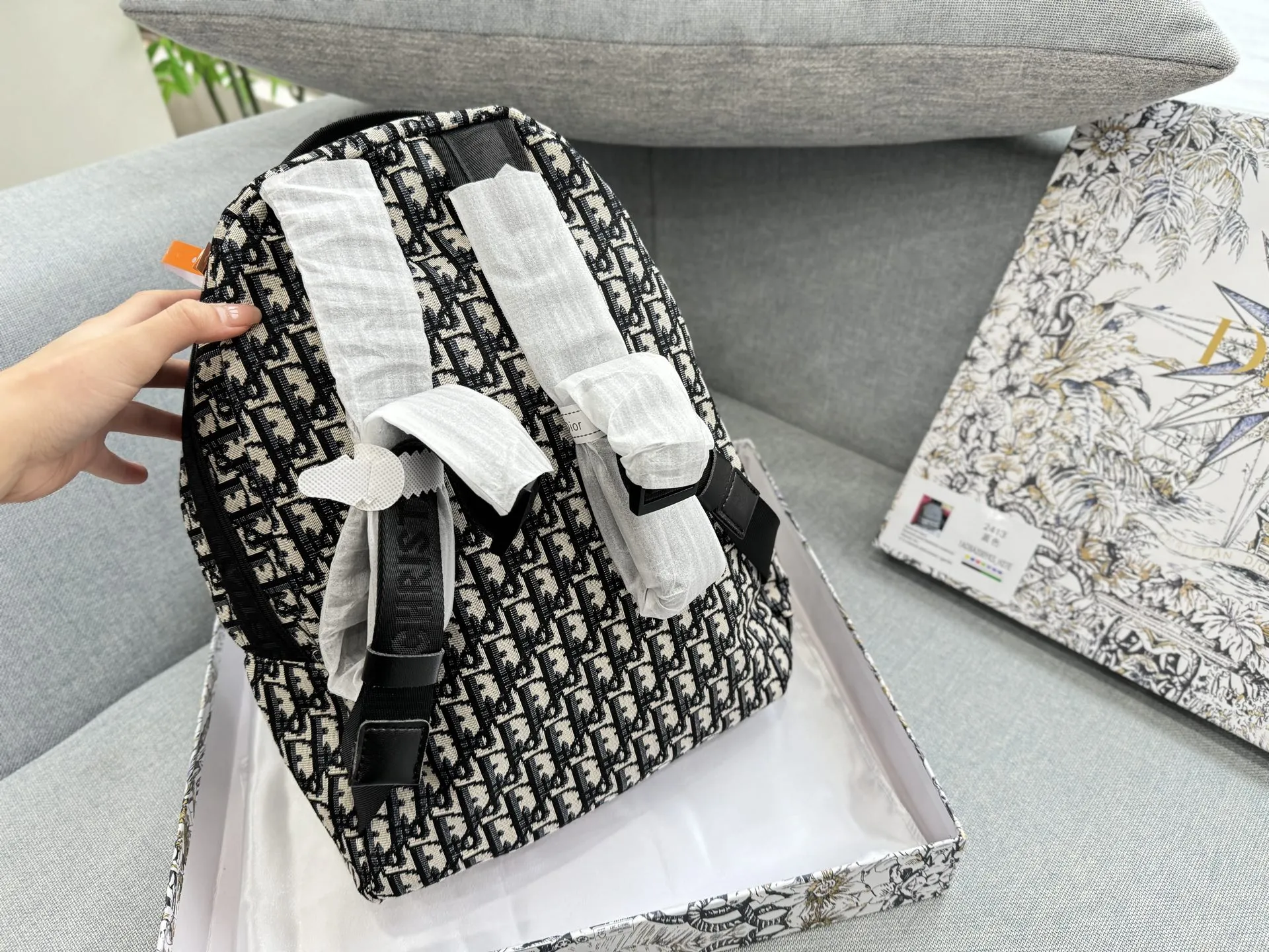 💰135 天地盖 size:30×40 DIOR迪奥 Rider 书包背包双肩包 经典Oblique提花帆布+皮革饰边,低调奢华超有辨识度! 通勤or短途出行都很OK。 舒适又时髦。 日常使用超省心。时尚与实用兼备,出门必备!