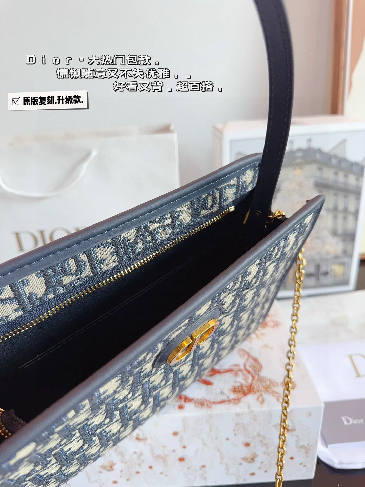 p160配礼盒🎁. DIOR 新品 洗漱包 采用专柜御用原双版面绣花老料 迪奥的oblique复印古花图案早在上世纪六十年代在就巴黎时装周里掀热起潮 不同的如是今大家伙儿的时髦度态已经融入生活 身背老花单品行到走哪都像巴在黎时装周 新款邮差这包颜值我看一眼都拔能草 最完美的一点是除它了斜挎外还能背当包 完全就我是喜欢的慵懒风格啊 尺寸:26*5*20cm、