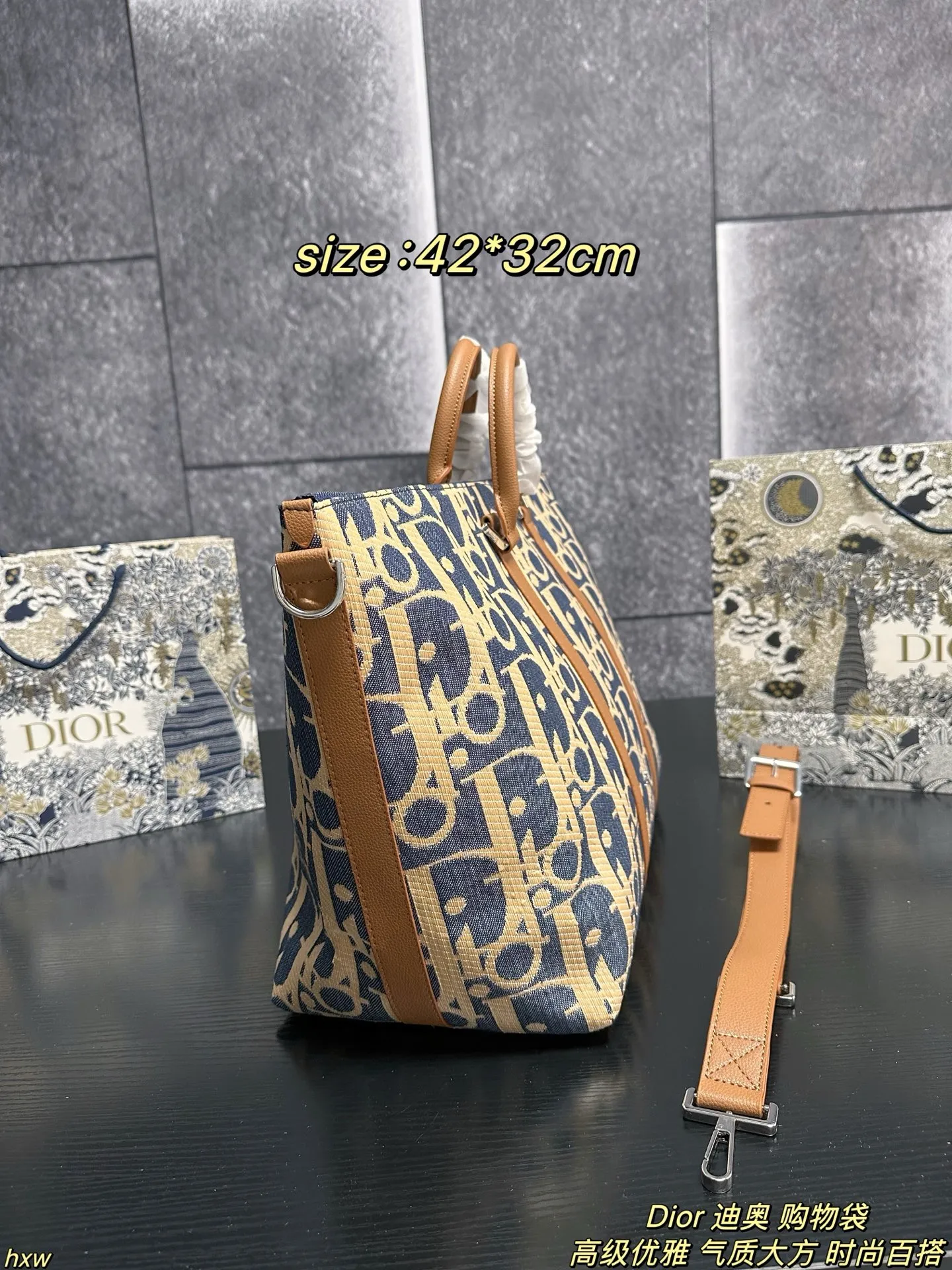 P175 Dior 迪奥 购物袋 DIOR迪奥手提敞口大容量源板绣花时尚购物袋女包托特包，每一只BOOK TOTE手袋都采用复杂的制作工艺，每只手袋的制作历时逾三十二个工时，包含三种不同的刺绣针法，由一百二十万针缝线精制而成。夏天出门必备，无论是化妆品，水杯还是遮阳伞，防晒霜，防晒喷雾，零食，统统装入，简直是百宝箱的存在 普通人也能实现大牌梦 尺寸：42*32cm