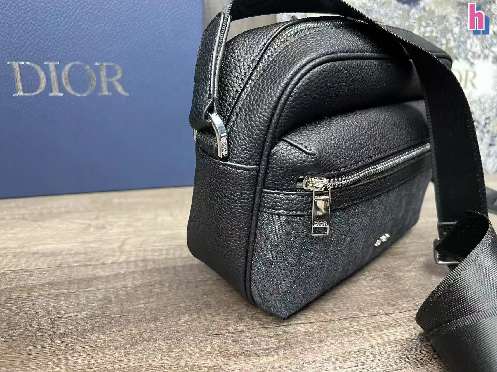 p140 迪奥Dior系列男包邮差包 ⚠️配盒 ⚠️尺寸尺寸23*17cm 👜💖 DIOR 老花斜挎包，经典魅力永流传 Dior 老花斜挎包，将复古与时尚完美融合😎。独特的花纹，彰显品牌的优雅气质💯。精致的细节，展现非凡品质。