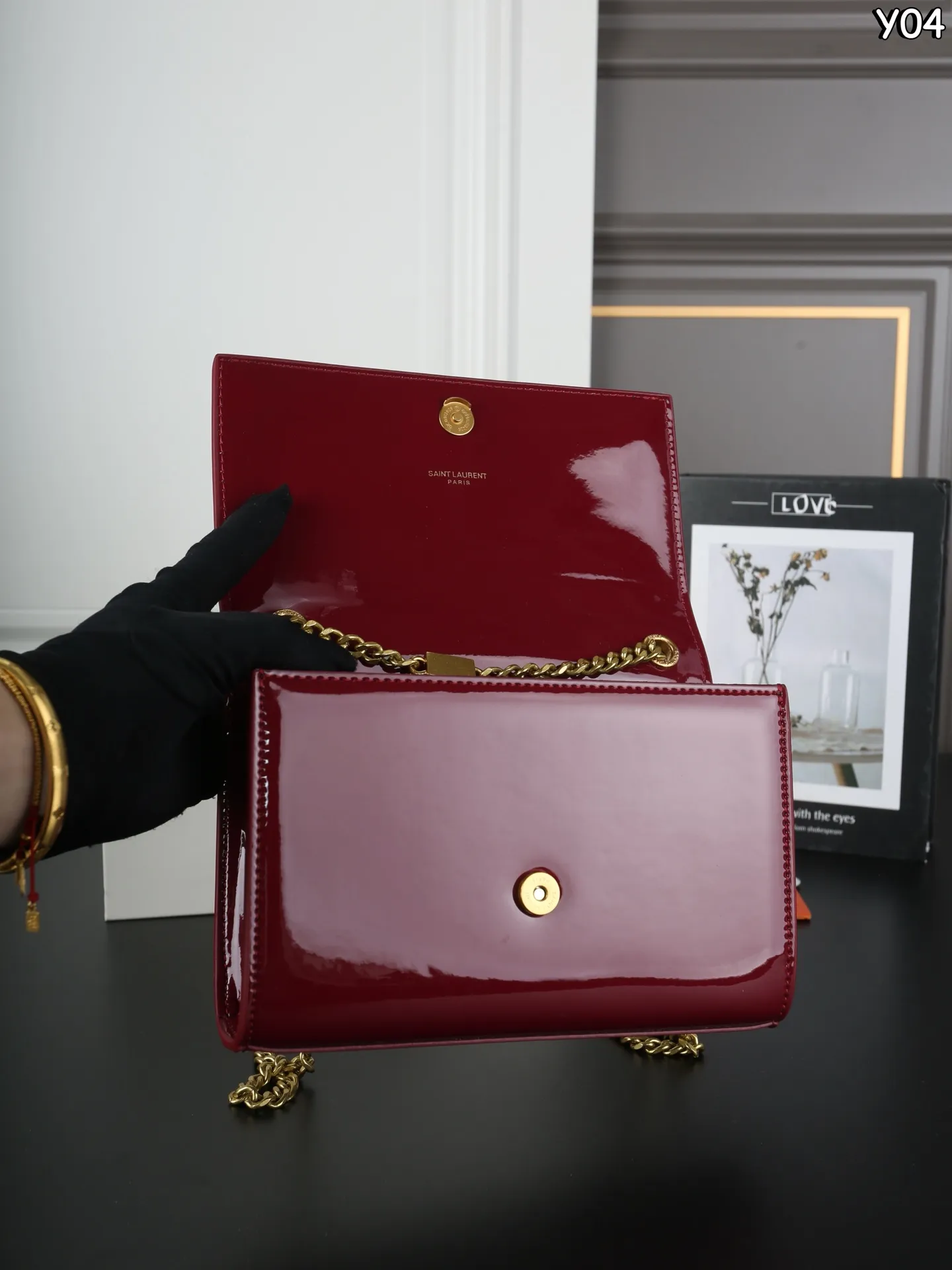 P150 全套礼盒 圣罗兰 YSL KATE 漆皮 流苏包链条单肩斜挎包 流苏超复古 满满的高级感 特别是流苏的材质,简直不要太好了!很有沉度的 经典流苏Kate也太🉑了吧‼️ 漆皮耐磨耐用,链条可随意调节变换背法,既可斜背又可腋下,更是完美晚宴包! 尺寸:20×13