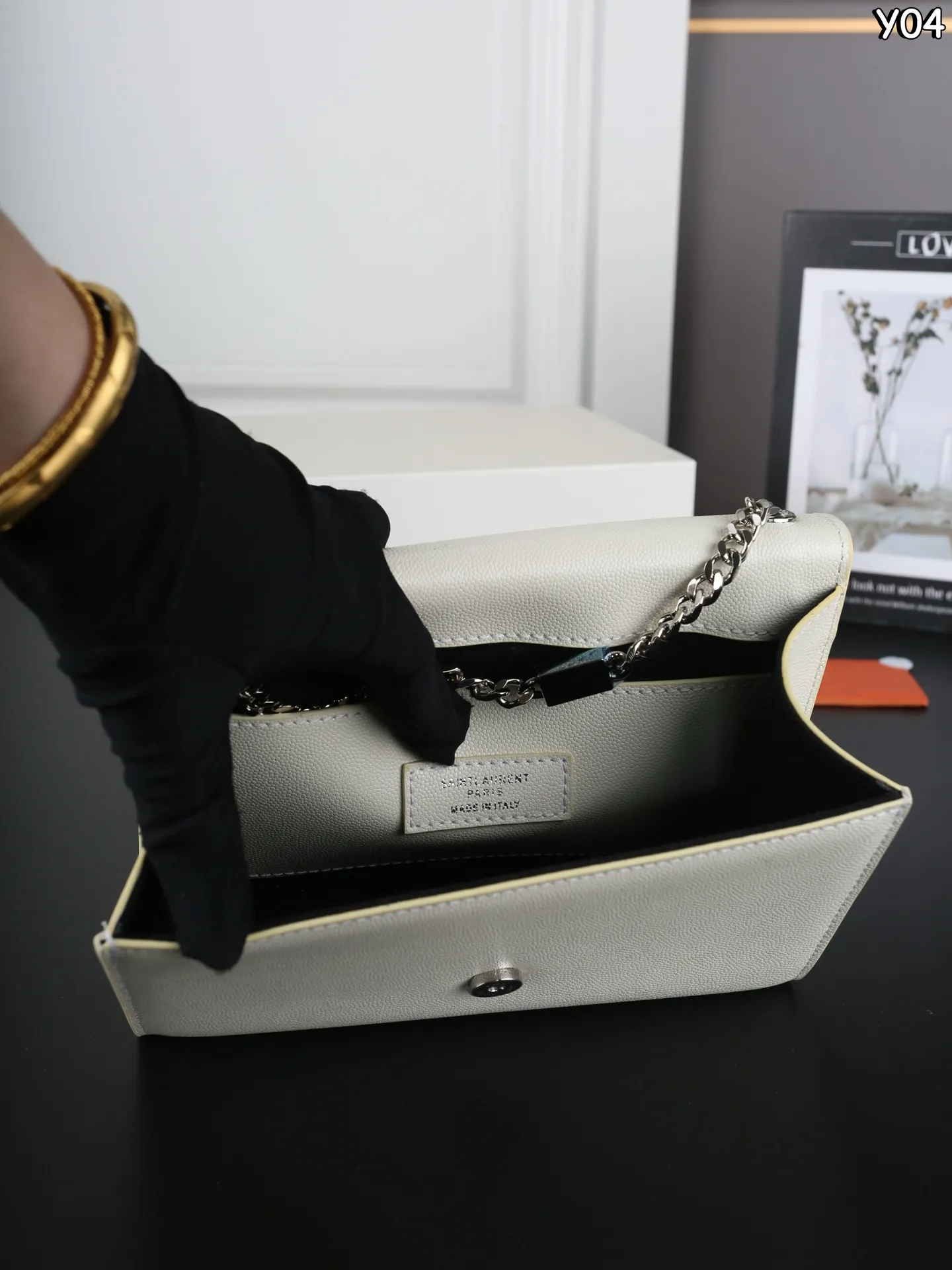 P160 全套礼盒 圣罗兰 YSL KATE 鱼子酱 流苏包链条单肩斜挎包 流苏超复古 满满的高级感 特别是流苏的材质，简直不要太好了！很有沉度的 经典流苏Kate也太🉑了吧‼️ 粒面牛皮耐磨耐用，链条可随意调节变换背法，既可斜背又可腋下，更是完美晚宴包！ 尺寸：20&times;13