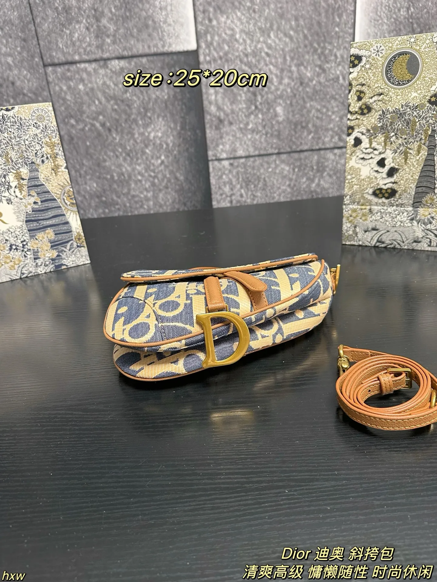 P160配盒 Dior 迪奥 斜挎包 迪奥家2025早春这款蓝米拼色酒椰草Oblique也太仙了吧!迪奥家的灵魂印花,辨识度💯!永不过时的存在,比全皮更特别!自带度假慵懒感,质感独特又轻盈。背出去是焦点! 尺寸:25*20cm