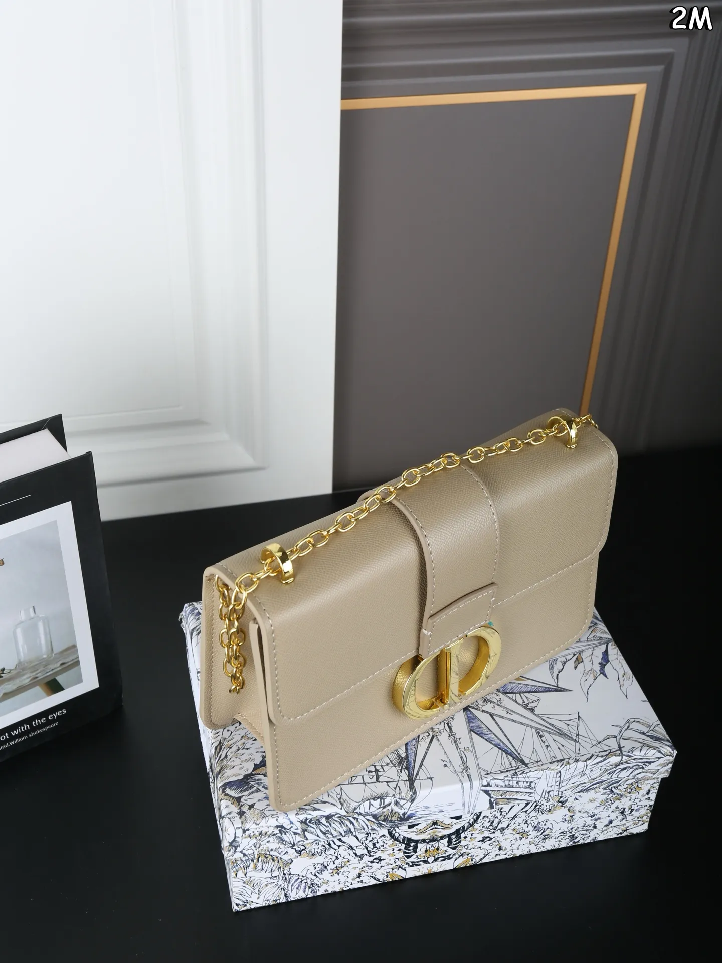 P110 天地盖 DIOR迪奥 Montaigne 蒙田包盒子包单肩斜挎包 链条款 整个包型,是以当代流行的复古风!单单Logo按扣的设计就可以单手优雅的翻盖,内里两面都带有小夹层,背面的浮雕后方还有一个大夹层,背带除了调节长短之外,还可以完全拆下来 作为手拿包使用。多变也实用, 背上它大家都要夸 自带法式复古感的蒙田经典爆款了 尺寸:25×15