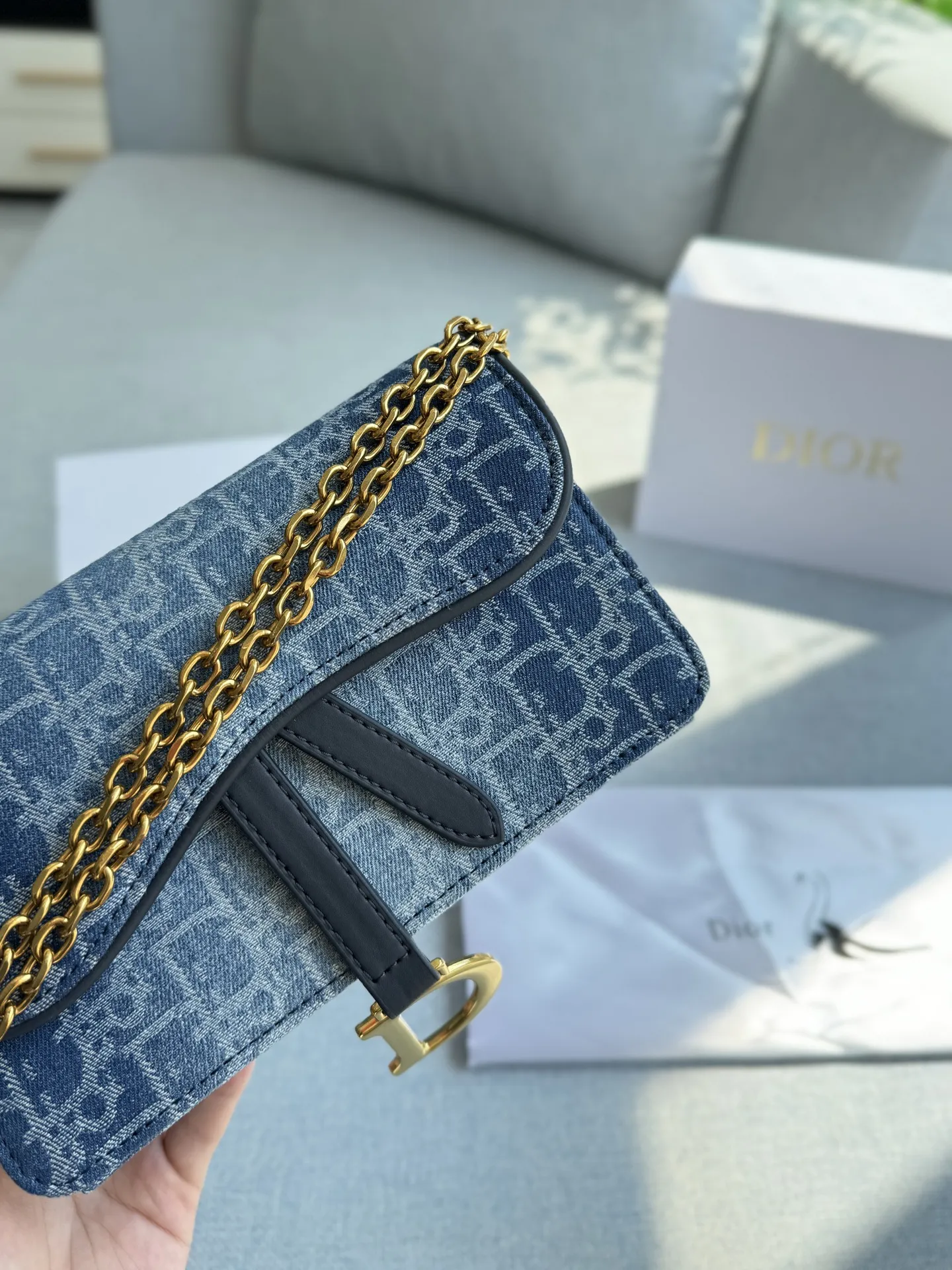 💰130 折叠盒 size:22×13 DIOR迪奥 Saddle 马鞍包 链条包 单肩包 复古精很致... 搭配古铜铜色质链条⛓️ 包身整体呈现为利落的方正廓形,点睛之笔在于那覆盖其上的弧形包盖——这正是对传奇马鞍造型的优雅诠释; 百变背法,随心切换