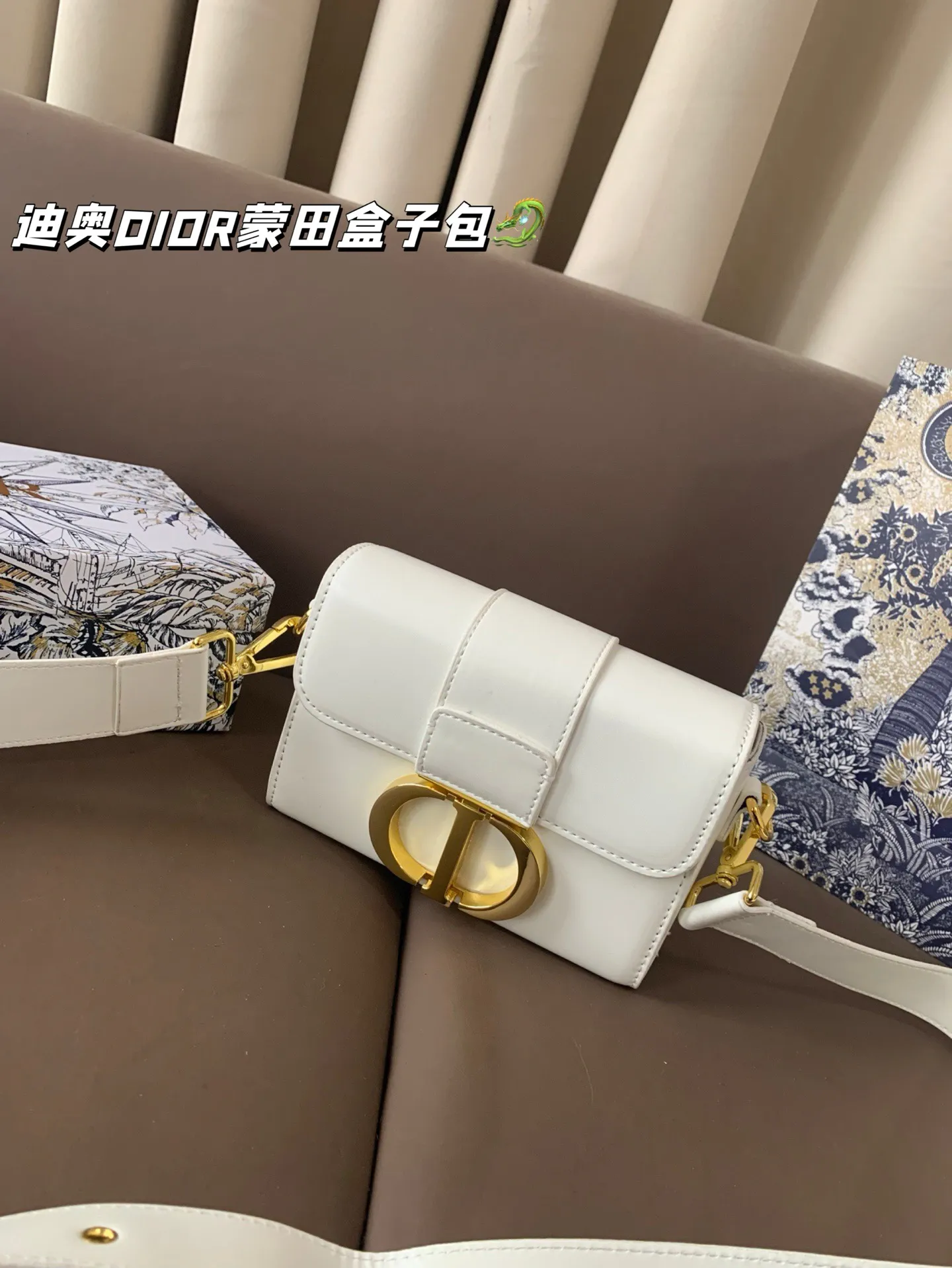 P105 配盒 💕💕迪奥DIOR，蒙田盒子包，翻盖包受年轻人喜爱 明星们也都在追捧✌🏻✌🏻全新版型精致又洋气 做工精致 超级厚实 结实耐用 手拿洋气 斜挎上身也超好看嘞😝 尺寸 18*13