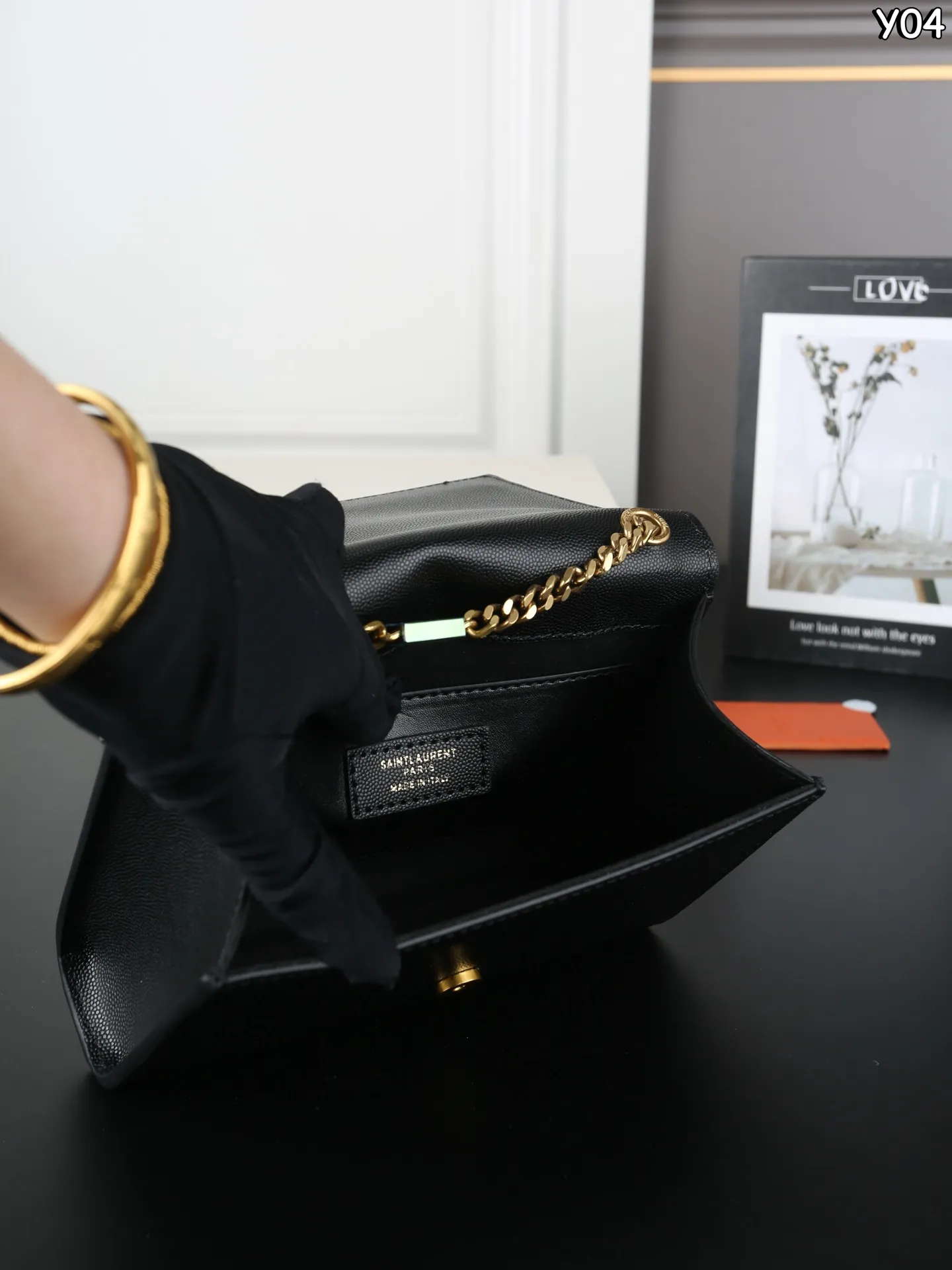 P160 全套礼盒 圣罗兰 YSL KATE 鱼子酱 流苏包链条单肩斜挎包 流苏超复古 满满的高级感 特别是流苏的材质，简直不要太好了！很有沉度的 经典流苏Kate也太🉑了吧‼️ 粒面牛皮耐磨耐用，链条可随意调节变换背法，既可斜背又可腋下，更是完美晚宴包！ 尺寸：20&times;13