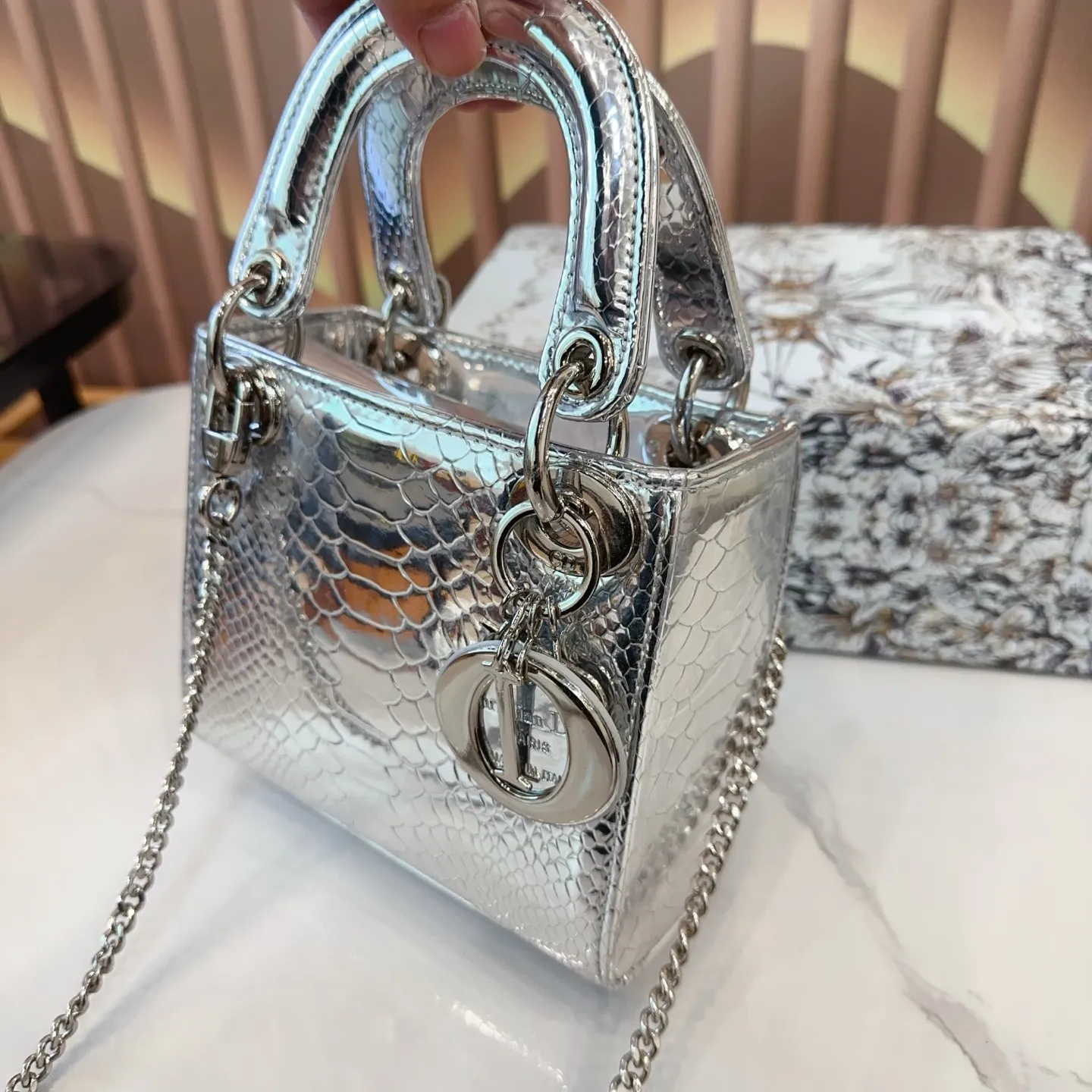 P160 配折叠盒子 迪奥戴妃包 Dior戴妃包太好看了吧！ 优雅指数拉满 搭配简洁风格的衣服整个人气质就上来了 而且容量完全可以满足日常要求 日常聚会逛街都很方便~ 尺寸：17.14 E