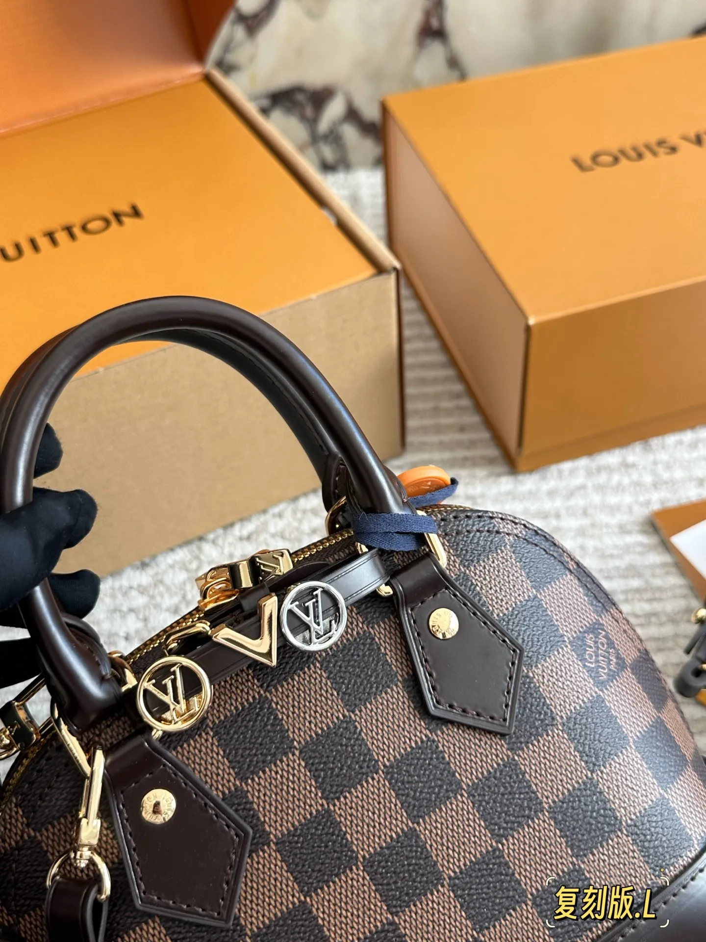 💰 220 配盒 size: 21 16cm L家 Alma贝壳包 内敛!深沉!有味道! 这款百搭的经典手袋 依然很受现代的青睐!