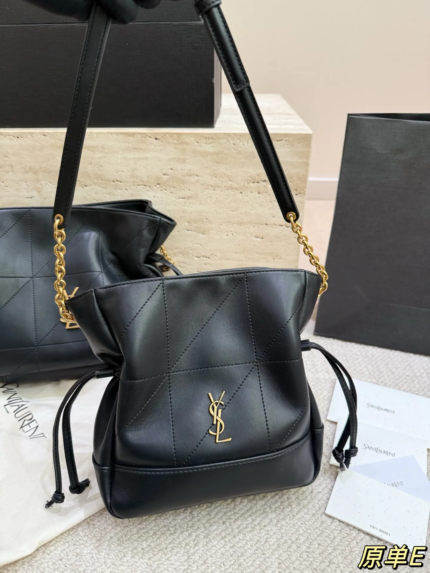 P185 P175 配盒 圣罗兰新品Jamie手袋，松弛有度的时尚，YSL新品Jamie手袋，手袋的精致设计，不仅能够完美收纳你的日常所需，更是一种生活态度的展现。松弛有度，既不失优雅，又充满个性。尺寸25.21 20.20