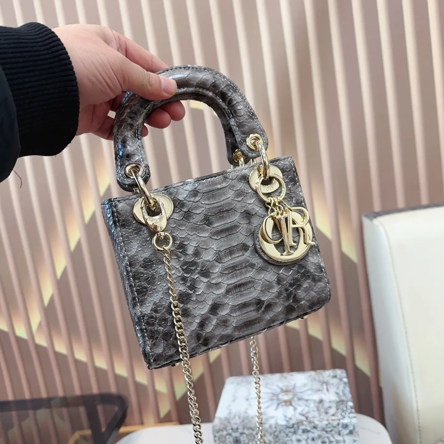 P170 折叠礼盒🎁 升级版 Dior迪奥 戴妃包 蟒蛇纹Lady戴妃包 蟒纹搭配渐变色 采用牛皮革精心制作 中号款式，搭配可拆卸的链条肩带 可拆卸的皮革肩带，可手提、肩背或斜挎 是日常造型的理想之选 尺寸 三格17cm ej