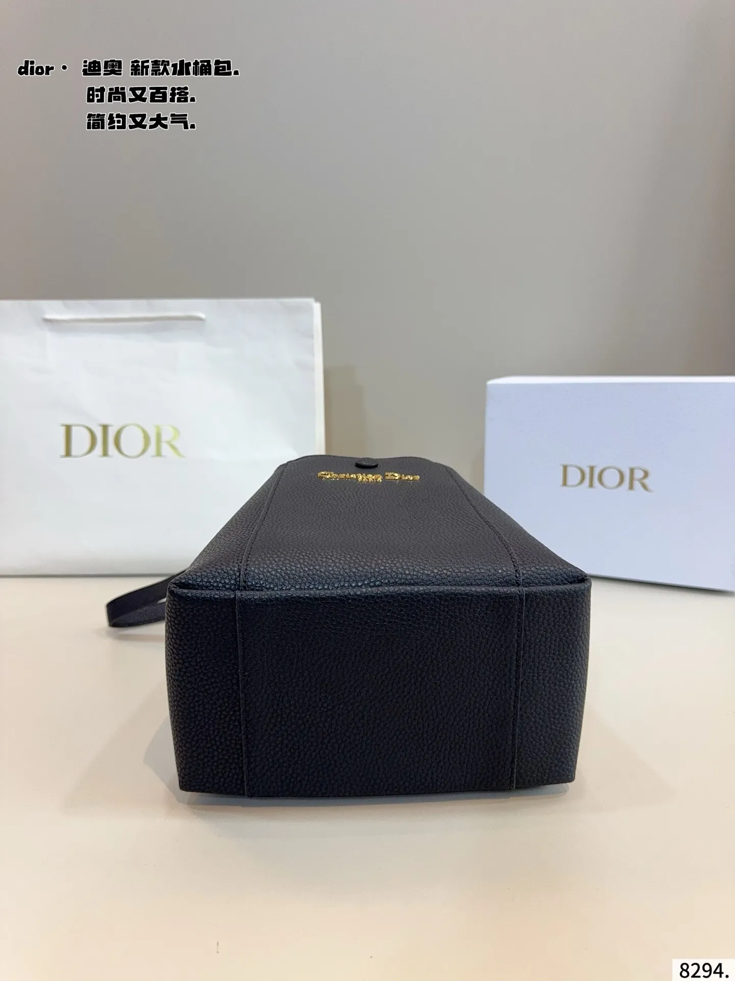 p180配礼盒🎁 D家 迪奥 是熱腾腾新款 水桶包. 又酷又甜的水桶包 出門随手一拎就很好看 老花蓝Dior新品真的太戳我拉 CEST DIOR出场就是王炸! 这个小水桶太太太有设计感拉 这种容量非常感人 一直焊死在身上的水桶尺寸：21*11*20cm