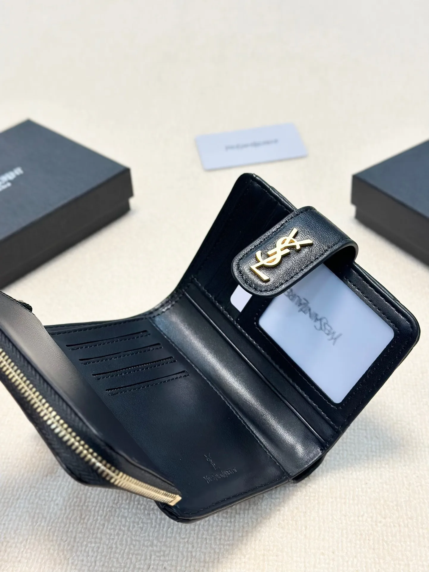 P95🎀🎀颜色 黑羊金 黑球金🎀尺寸 15x10🎀圣罗兰🆕款&hearts;三折短款钱包💕皮质感一流👍独一无二风格，实用内阁超美超时尚美女必备单品🔥