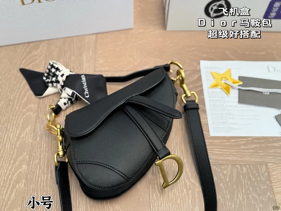 &yen;185/&yen;180飞机盒 Dior迪奥 马鞍包胸包 超级好搭配 一年四季皆可 适合日常出行 闺蜜逛街 都是超级不错的选择 尺寸：25 20/19 16