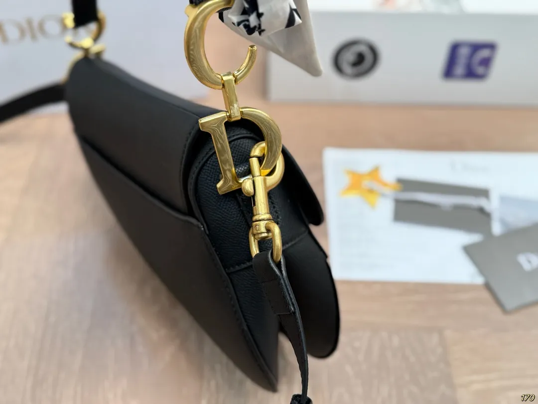 ¥185/¥180飞机盒 Dior迪奥 马鞍包胸包 超级好搭配 一年四季皆可 适合日常出行 闺蜜逛街 都是超级不错的选择 尺寸:25 20/19 16