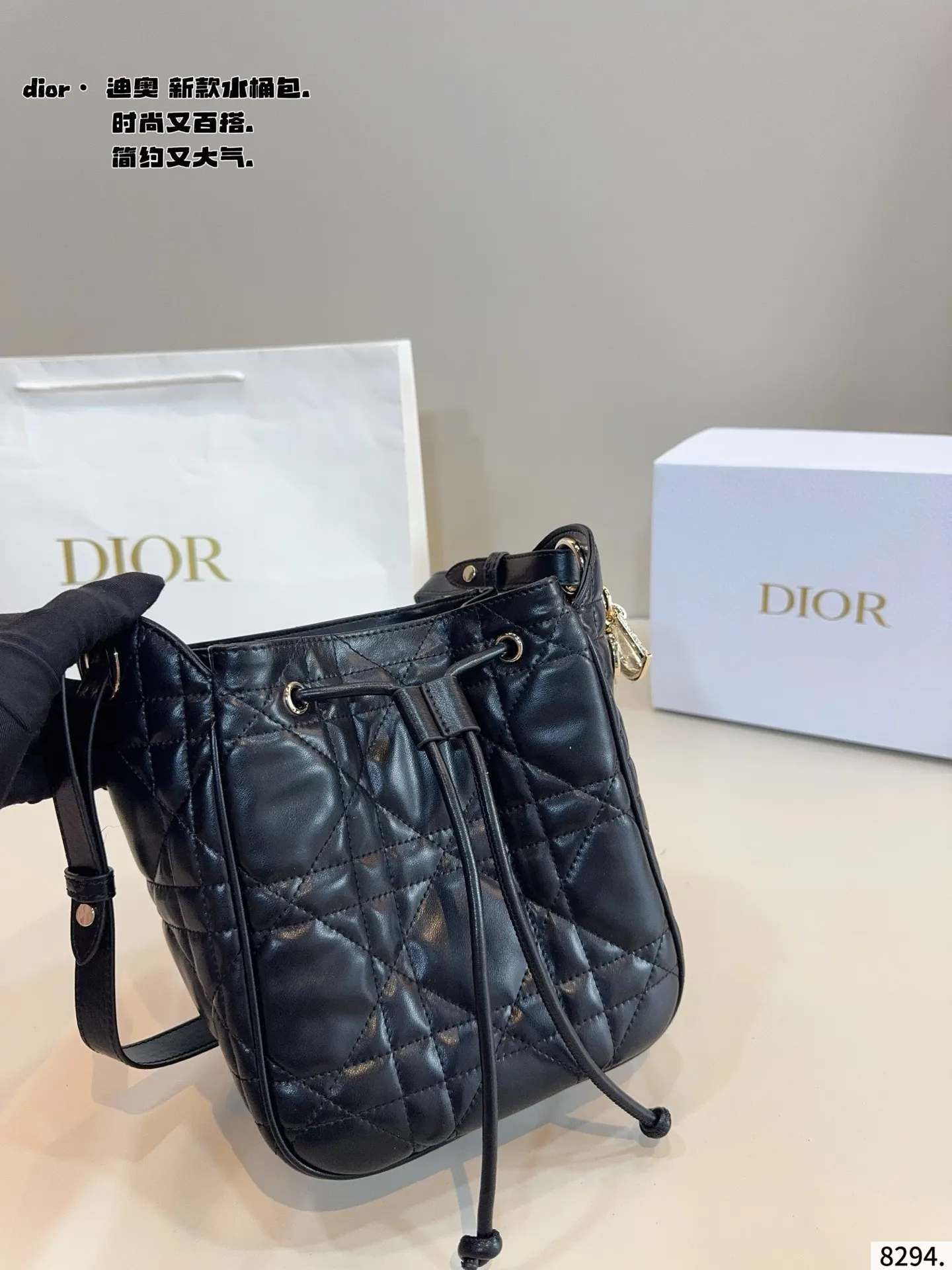 p200配礼盒🎁 D家 迪奥新款 caro 水桶包. 又酷又甜的水桶包 出門随手一拎就很好看 Dior新品真的太戳我拉 CEST DIOR出场就是王炸! 这个小水桶太太太有设计感拉 这种容量非常感人 一直焊死在身上的水桶尺寸:18*11*20cm