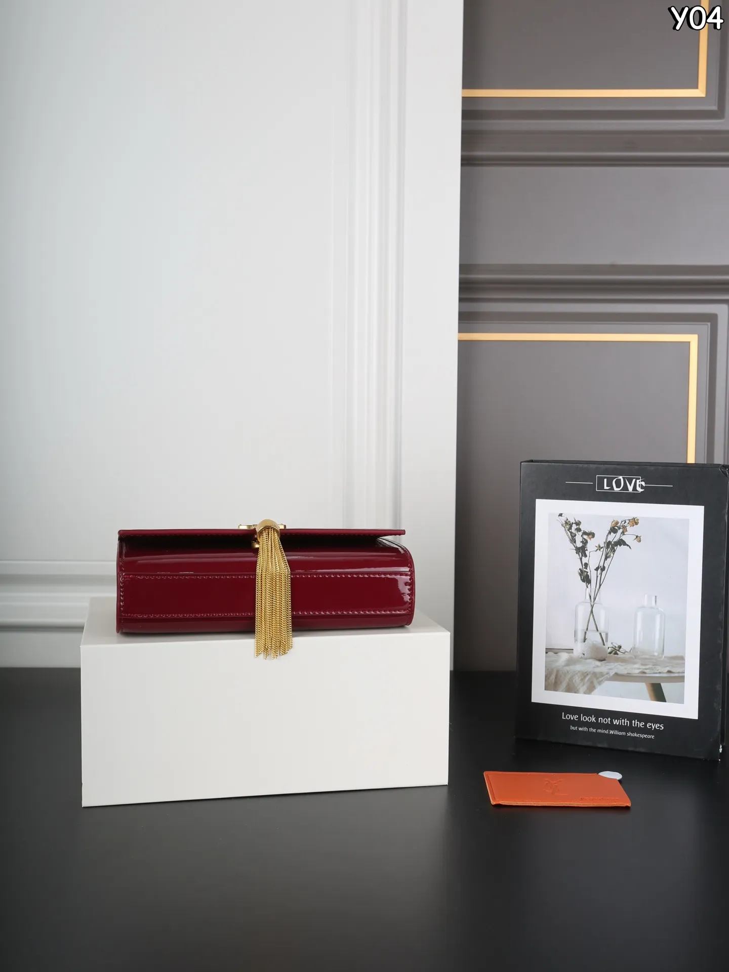 P150 全套礼盒 圣罗兰 YSL KATE 漆皮 流苏包链条单肩斜挎包 流苏超复古 满满的高级感 特别是流苏的材质，简直不要太好了！很有沉度的 经典流苏Kate也太🉑了吧‼️ 漆皮耐磨耐用，链条可随意调节变换背法，既可斜背又可腋下，更是完美晚宴包！ 尺寸：20&times;13