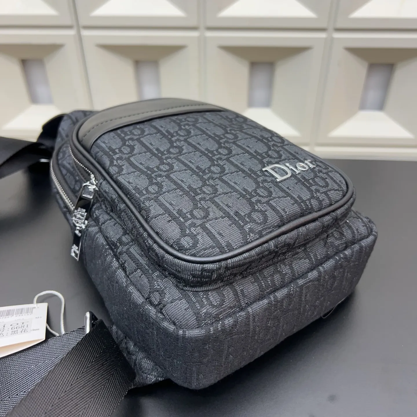 P80 Dior 迪奥 CD胸包 牛仔布 斜挎单肩背包 实物拍摄 原厂原版面料 配送防尘袋 28 x 17 cm。