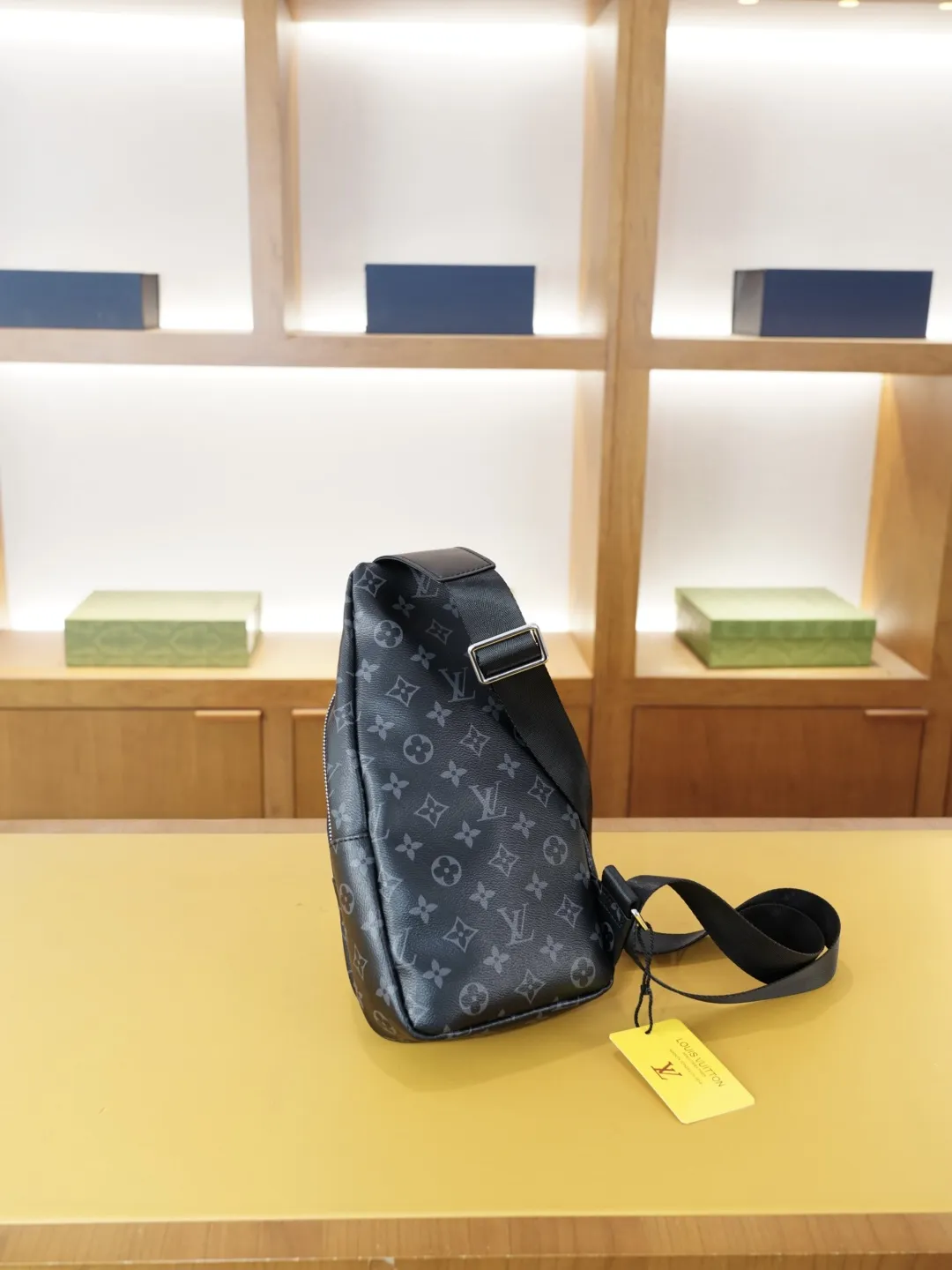P80 🇫🇷 路易威登 官网同步 高版本 胸包 永恒不过时的标志性产品 纯原单牛皮 顶级五金制作 非市面普通版本 今年LV最爱的款式 全部实拍 实用性非常高 完全不用担心穿搭 【规格：18x30x6】