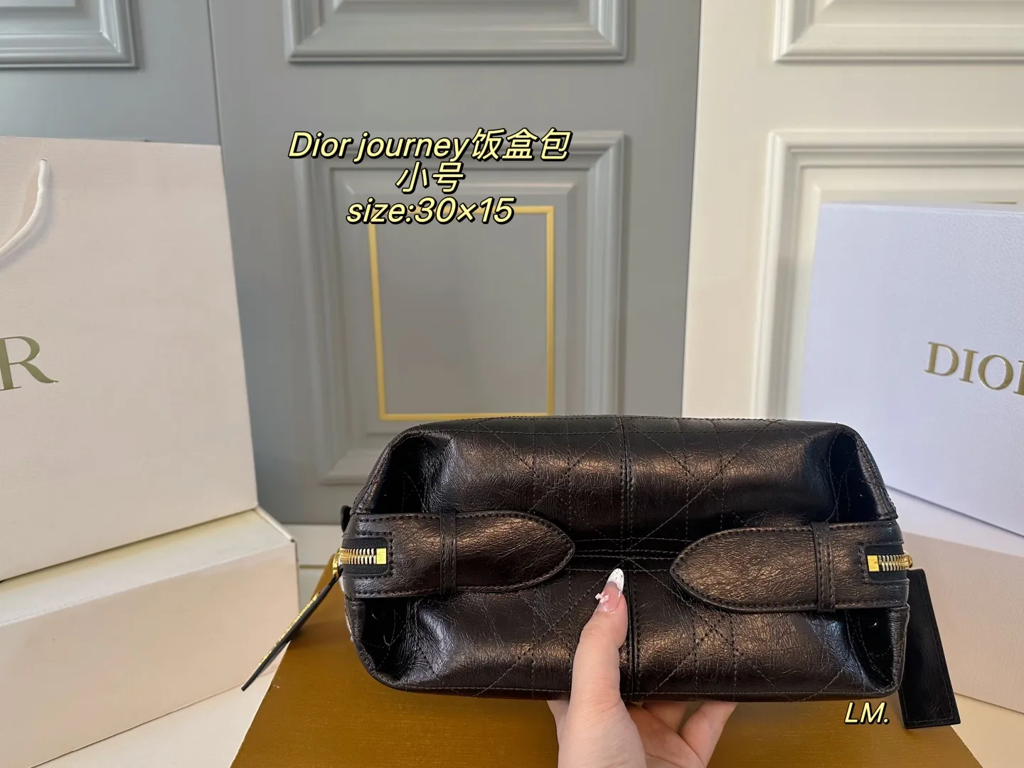 P240 小号（折叠盒） size：30&times;15 DIOR迪奥新款journey饭盒包💕 自带松弛感的hobo包 慵懒随性 可调节肩带，随意变换多钟背法 质感无敌，手感软糯 时尚百搭‼️