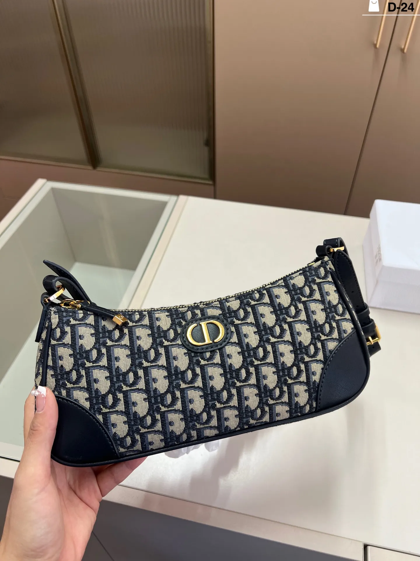 💰p195 迪奥DIOR 腋下包 包型太可爱了 容量非常可，日常通勤都没问题 可咸可甜 质感满分工艺非常讲究 细节立体感拉满D-24尺寸26&times;10配盒