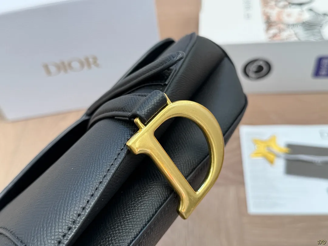 &yen;185/&yen;180飞机盒 Dior迪奥 马鞍包胸包 超级好搭配 一年四季皆可 适合日常出行 闺蜜逛街 都是超级不错的选择 尺寸：25 20/19 16