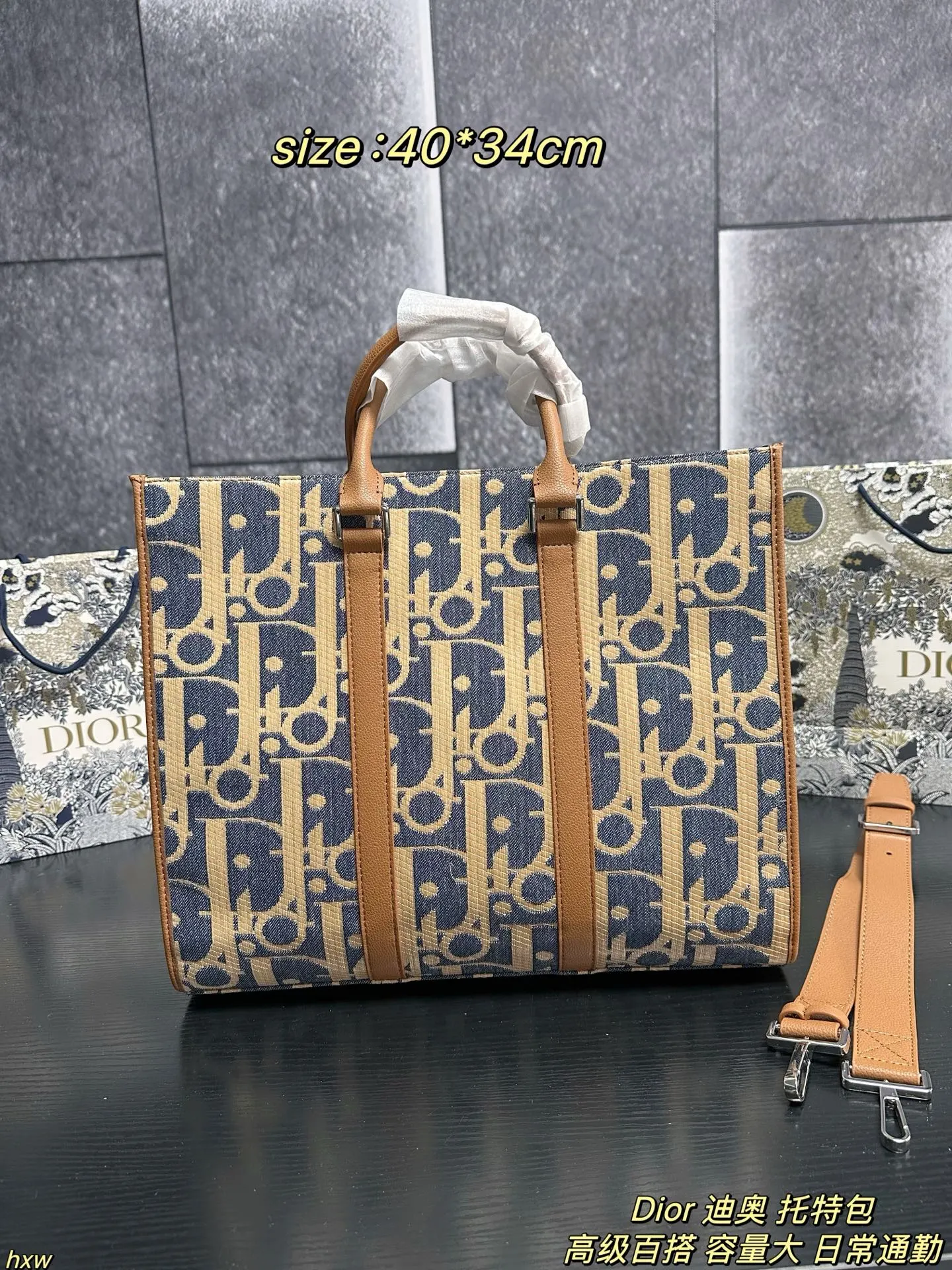 P175 Dior 迪奥 托特包 它延续了Dior经典的老花帆布设计，复古又时尚，满满的高级感。老花图案搭配精致刺绣，每一处细节都彰显着品牌的匠心独运，背上它，你就是街头最靓的仔！而且这个包型简约又大气，手提或者肩背都超有范儿，无论是通勤、约会还是出游，都能轻松hold住场面~ 尺寸：40*34cm