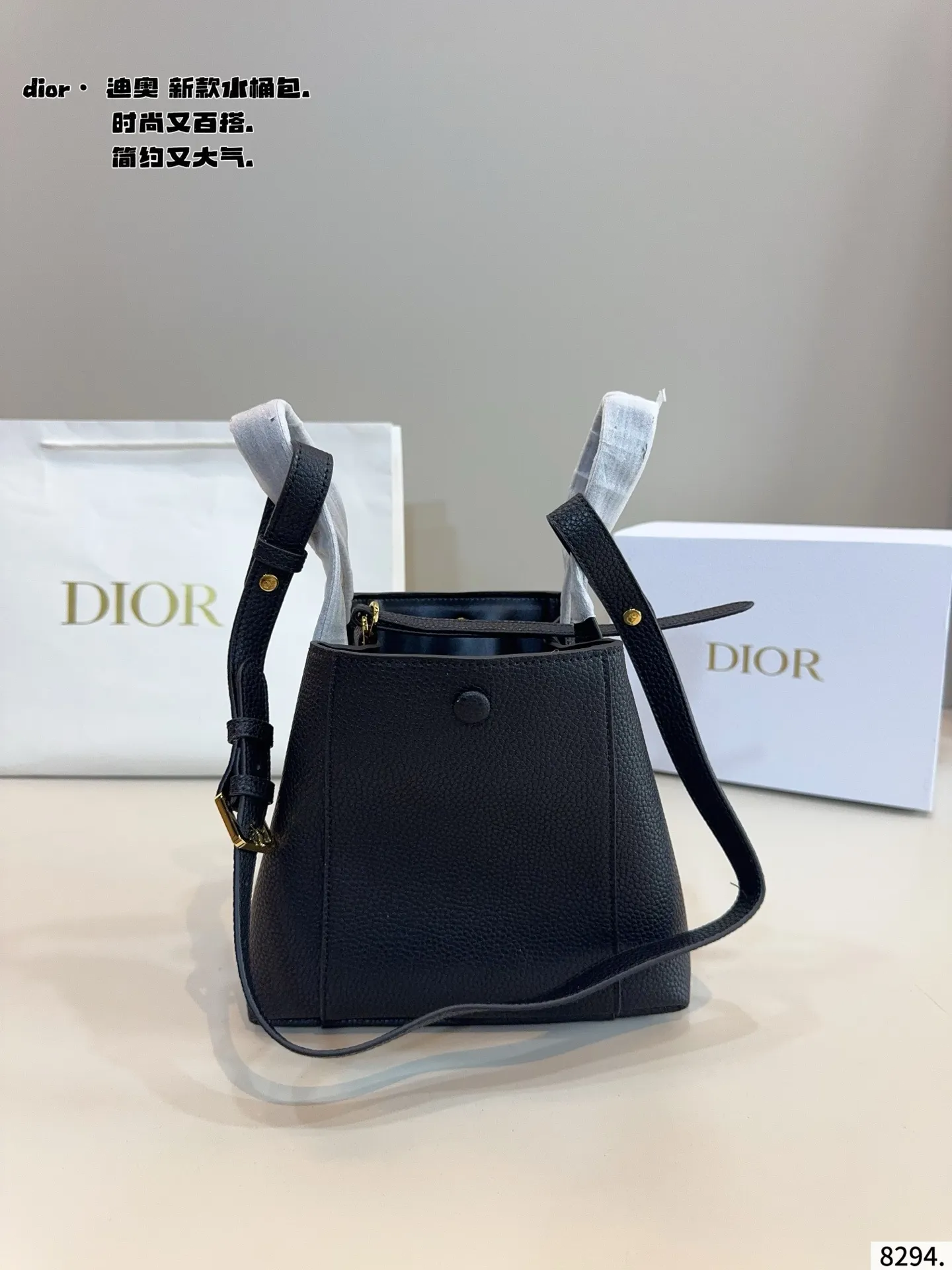 p180配礼盒🎁 D家 迪奥 是熱腾腾新款 水桶包. 又酷又甜的水桶包 出門随手一拎就很好看 老花蓝Dior新品真的太戳我拉 CEST DIOR出场就是王炸! 这个小水桶太太太有设计感拉 这种容量非常感人 一直焊死在身上的水桶尺寸:21*11*20cm