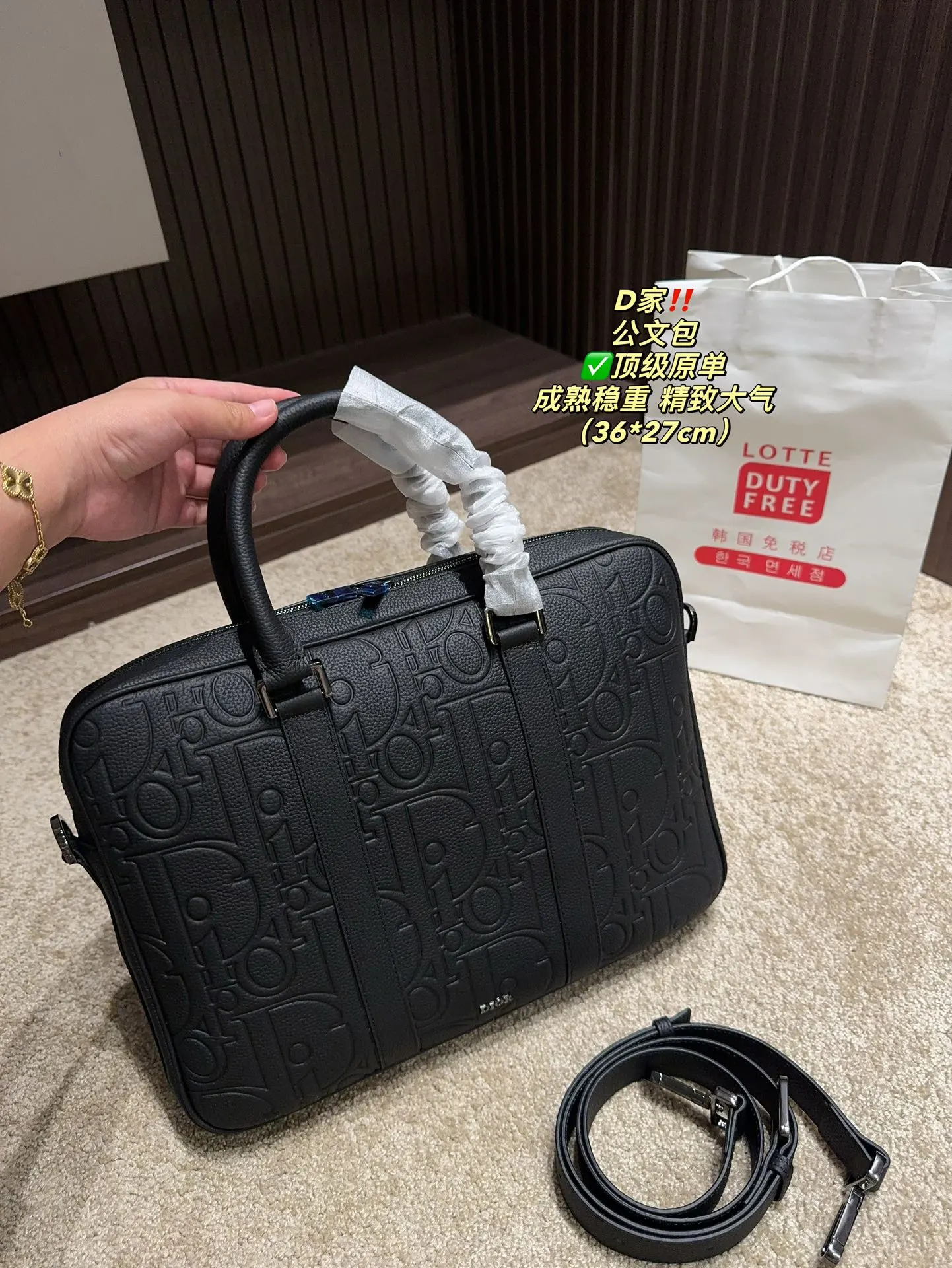 ✅顶级原单P250⚠️尺寸36.27 迪奥 公文包 DIOR 格调满满,自带一股低调沉稳儒雅的气息! 版型挺阔,很有型!越用越有沉淀的味道! 更加低调、沉稳!! 可单肩可斜挎,不分年龄不分身高!实用百搭!