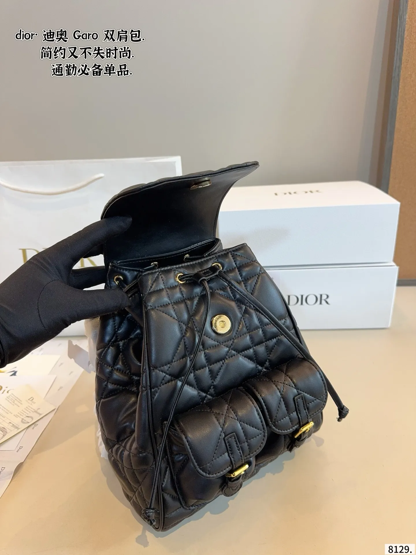 p215p205配礼盒🎁 D家 迪奥新款 caro 双肩包. 又酷又甜的双肩包. 出門随手一拎就很好看 Dior新品真的太戳我拉 CEST DIOR出场就是王炸! 这个小水桶太太太有设计感拉 这种容量非常感人 一直焊死在身上的水桶尺寸:22*10*27/17*7*18cm