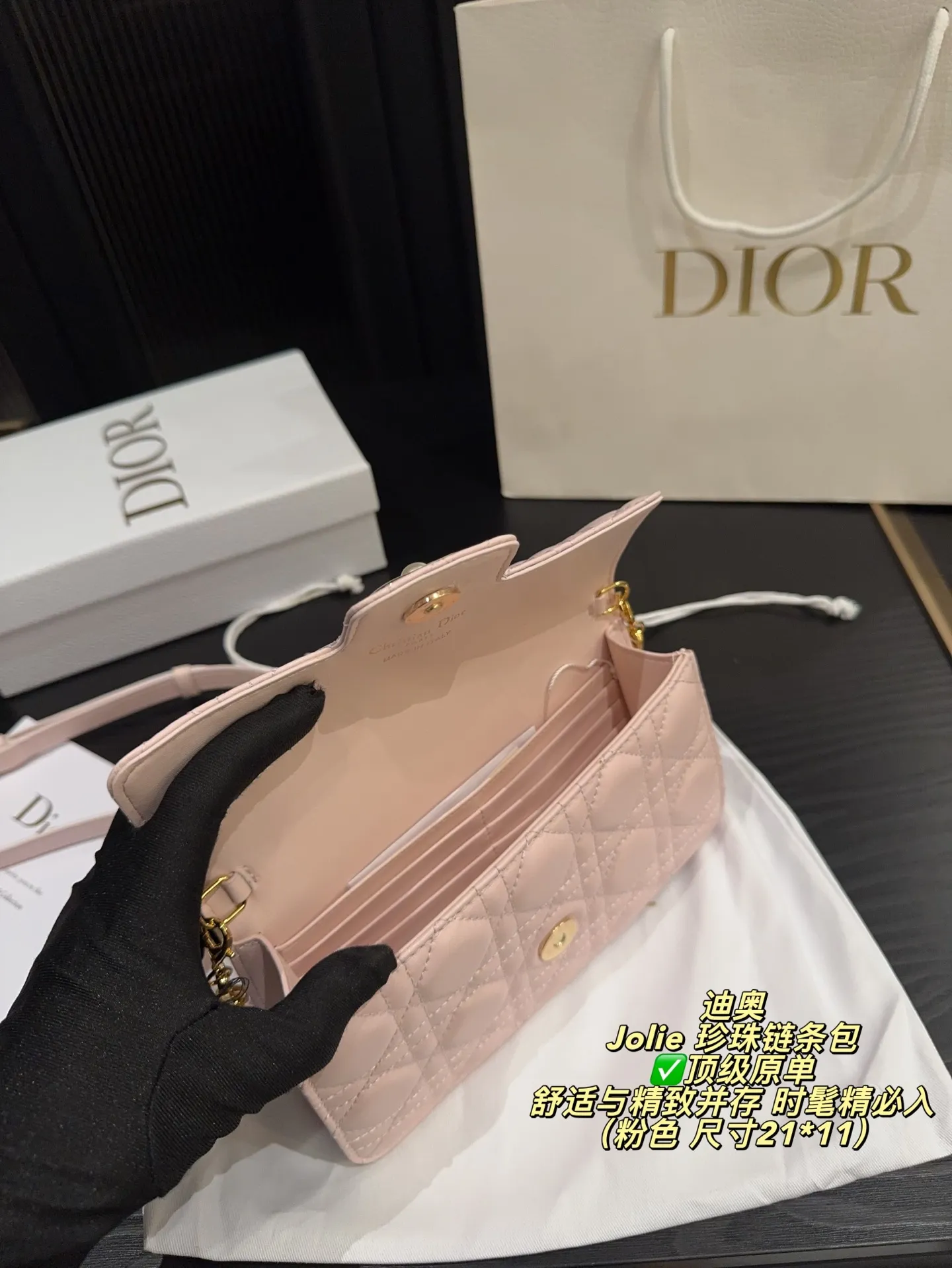 ✅顶级原单P230拍折叠盒⚠️尺寸21*11 Dior 迪奥 Jolie 珍珠链条包 牛皮革+藤格纹缉面线,精致优雅。CD标志珍珠锁扣+肩带珍珠点缀,细节满分!三隔层+拉链口袋,收纳方便。肩带可拆卸,手提、肩背、斜挎都OK,日常或正式场合都能轻松驾驭品。实用又有辨识度,时髦精必入!