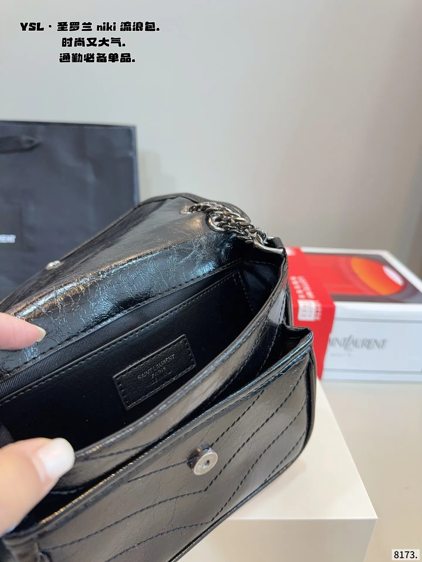 p200,p180.配礼盒🎁. 圣罗兰 niki 流浪包 专柜新款Ysl圣罗兰 早已成为明星/网红们最爱的这只 低调却超显高逼格气质 据说是ysl girl人手必备 优雅高贵的她成为潮流人士口中最爱的It Bag制造机 拥有无穷魅力 时尚感极强 柔软质感 黑色五金十分抢眼 单肩/斜挎百搭各种服饰 尺寸:28*9*21/22*7*17cm