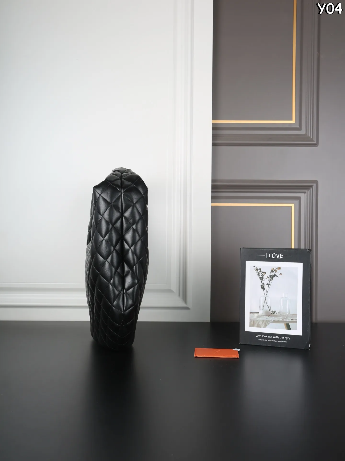 P230 YSL圣罗兰 ICARE HOBO 腋下包 手提包 YSL超🔥的一款大包包ICARE，25年秋冬推出腋下包款啦[氛围感R]大包爱好者又🈶新的选择啦！ 当年YSL ICARE就🔥的不要不要的，一枚大金属logo是视觉焦点，ICARE HOBO继承了这些特征，软质包身贴合日常，随手一挎便融入通勤、逛街或短途出行的节奏[爆炸R] 简约设计藏得住细节，无论是装点小物的内袋，还是耐造的面料，都为实用主义而生～ 别看是羊皮哦，耐造又高级👌～ 尺寸：45&times;35