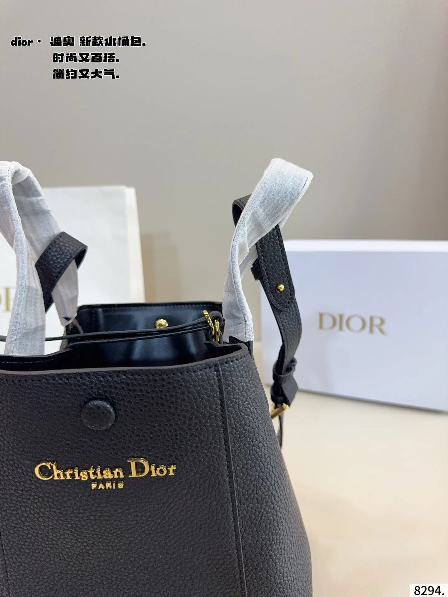 p180配礼盒🎁 D家 迪奥 是熱腾腾新款 水桶包. 又酷又甜的水桶包 出門随手一拎就很好看 老花蓝Dior新品真的太戳我拉 CEST DIOR出场就是王炸! 这个小水桶太太太有设计感拉 这种容量非常感人 一直焊死在身上的水桶尺寸:21*11*20cm