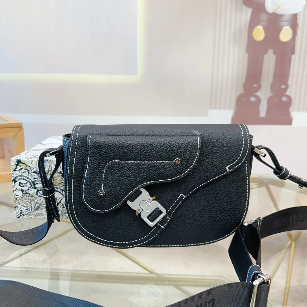 p180配礼盒🎁 Dior/迪奥 新款 男包系列的相机包实在帅la~ 简单有质感的设计对于日常即使不爱穿搭的男生都很友好 基础款搭配起来也能提升整体时髦度实用又很高级 尺寸 :24*6*17cm