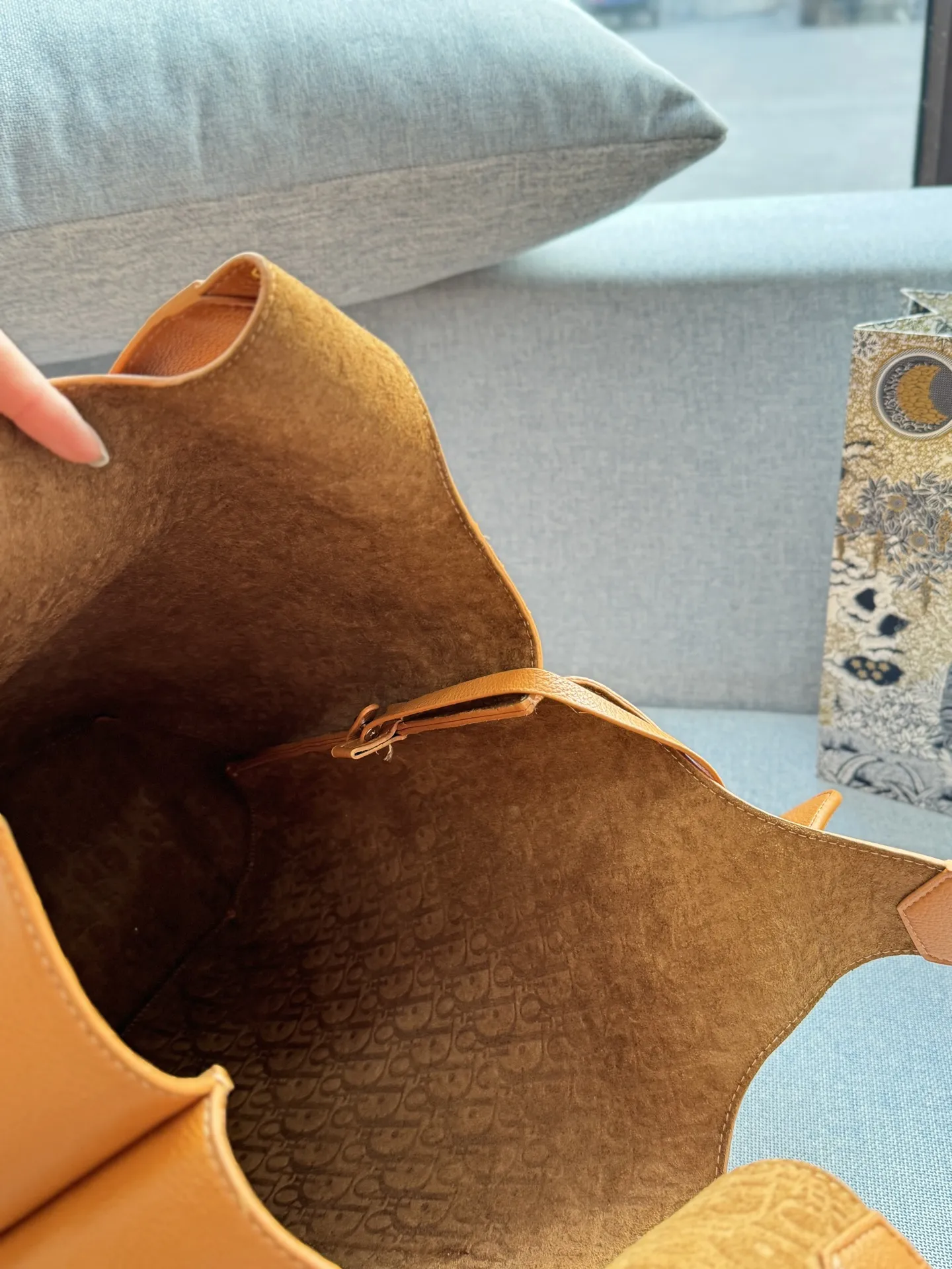 💰205 size：41&times;33 DIOR迪奥 Priv&eacute; 腋下包 托特包Tote包购物袋 手提包 细腻高级的小牛皮材质 每一次触碰都能感受到这款包的价值 低调的设计，高级男包该有的私密奢华 足够大的容量，型男通勤绝配 配了同色的拉链手袋存放私密物件 内侧是若隐若现的DIOR老花压纹，彰显质感