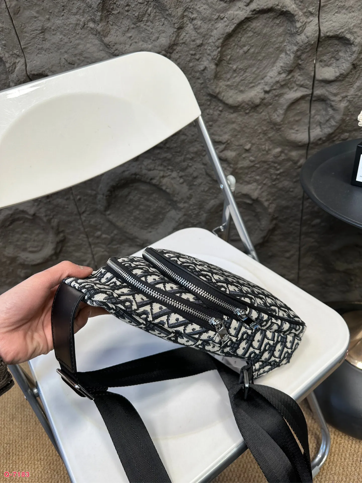 💰80 LV达胸包斜挎单肩包 采用精湛镶嵌细工 实物拍摄 原厂原版面料 尺寸：16.27cm