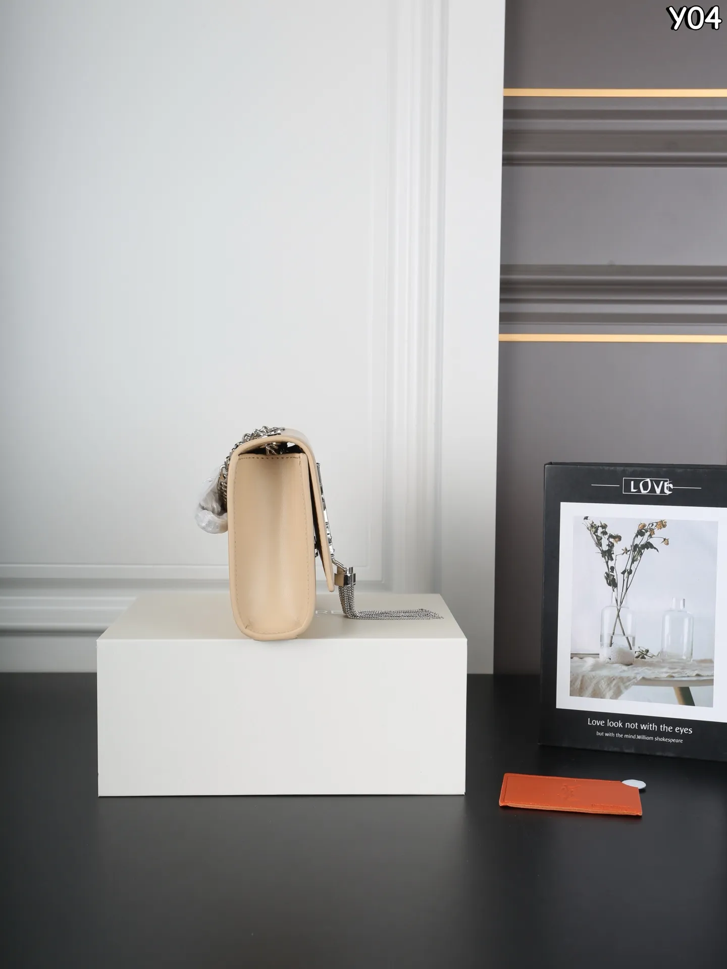 P150 全套礼盒 圣罗兰 YSL KATE 平纹 流苏包斜挎单肩包 链条包 简约又高级!正面YSL Logo+流苏链条，细节满分。 通勤约会都OK。 是都市女生必入的经典款! 这个也太好看了吧！ 尺寸：20&times;13