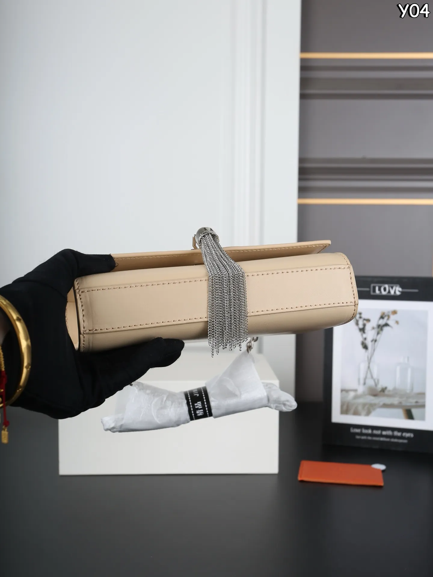 P150 全套礼盒 圣罗兰 YSL KATE 平纹 流苏包斜挎单肩包 链条包 简约又高级!正面YSL Logo+流苏链条,细节满分。 通勤约会都OK。 是都市女生必入的经典款! 这个也太好看了吧! 尺寸:20×13