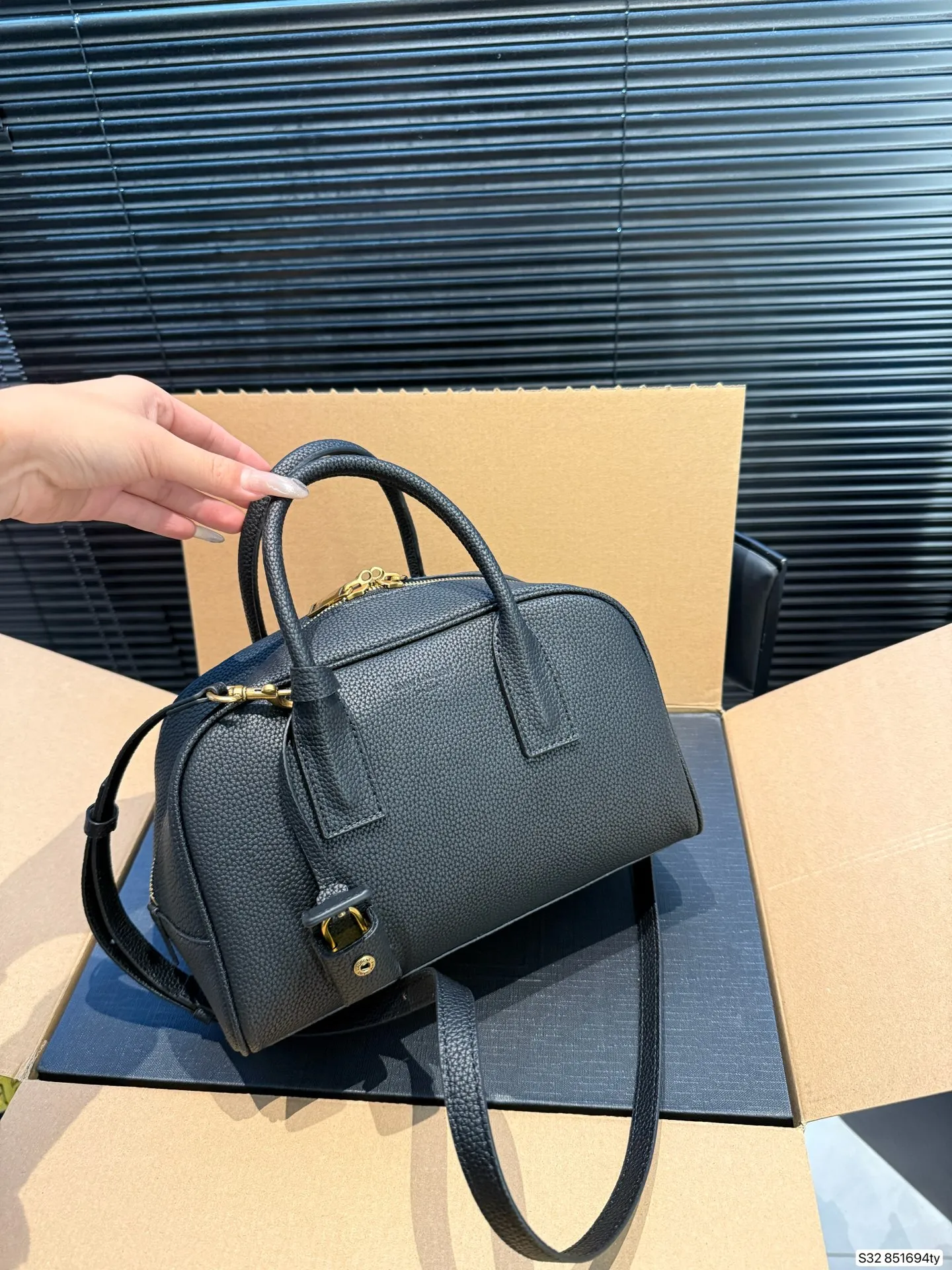 P210配飞机盒 折叠盒 YSL圣罗兰新款|保龄球包 新款乖巧的小包包手拎或者斜挎都可 日常的物品统统放的下 尺寸25 17 货号851694