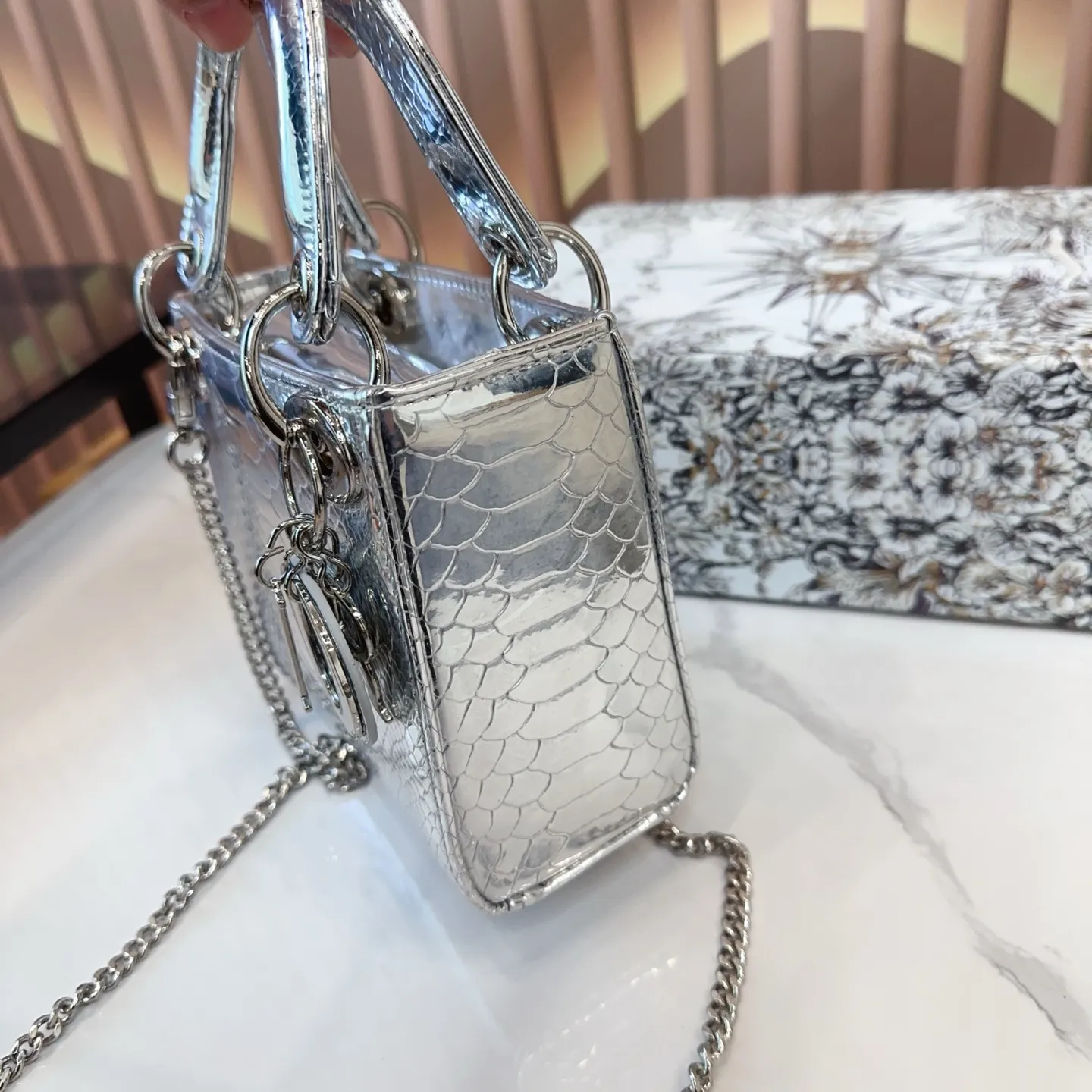 P160 配折叠盒子 迪奥戴妃包 Dior戴妃包太好看了吧！ 优雅指数拉满 搭配简洁风格的衣服整个人气质就上来了 而且容量完全可以满足日常要求 日常聚会逛街都很方便~ 尺寸：17.14 E