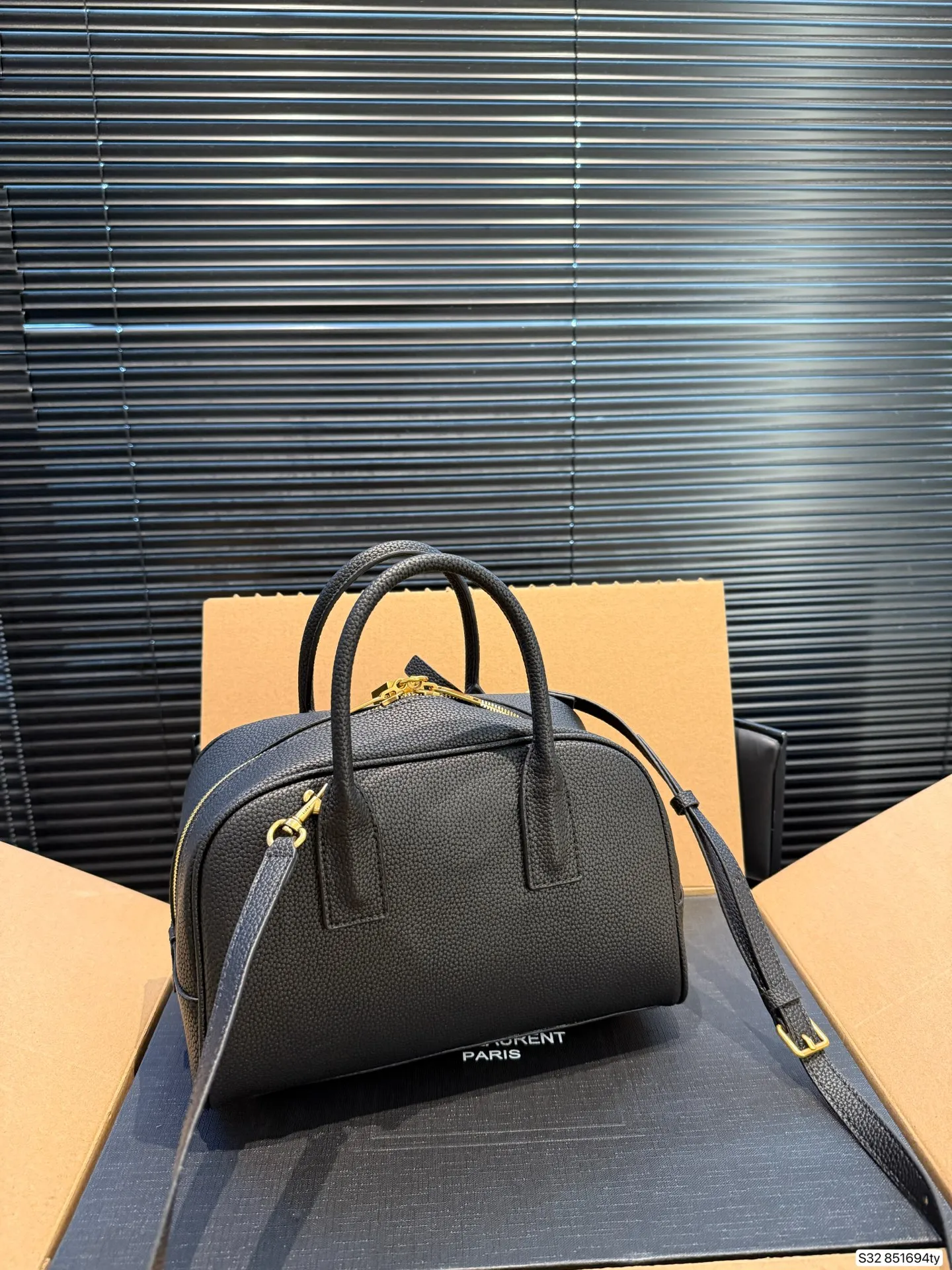 P210配飞机盒 折叠盒 YSL圣罗兰新款|保龄球包 新款乖巧的小包包手拎或者斜挎都可 日常的物品统统放的下 尺寸25 17 货号851694