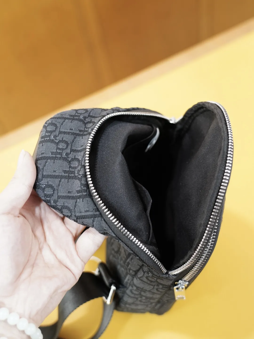 P80 🇫🇷 迪奥 官网同步 高版本 胸包 永恒不过时的标志性产品 纯原单布料 顶级五金制作 非市面普通版本 今年Dior最爱的款式 全部实拍 实用性非常高 完全不用担心穿搭【规格：17x29x5】