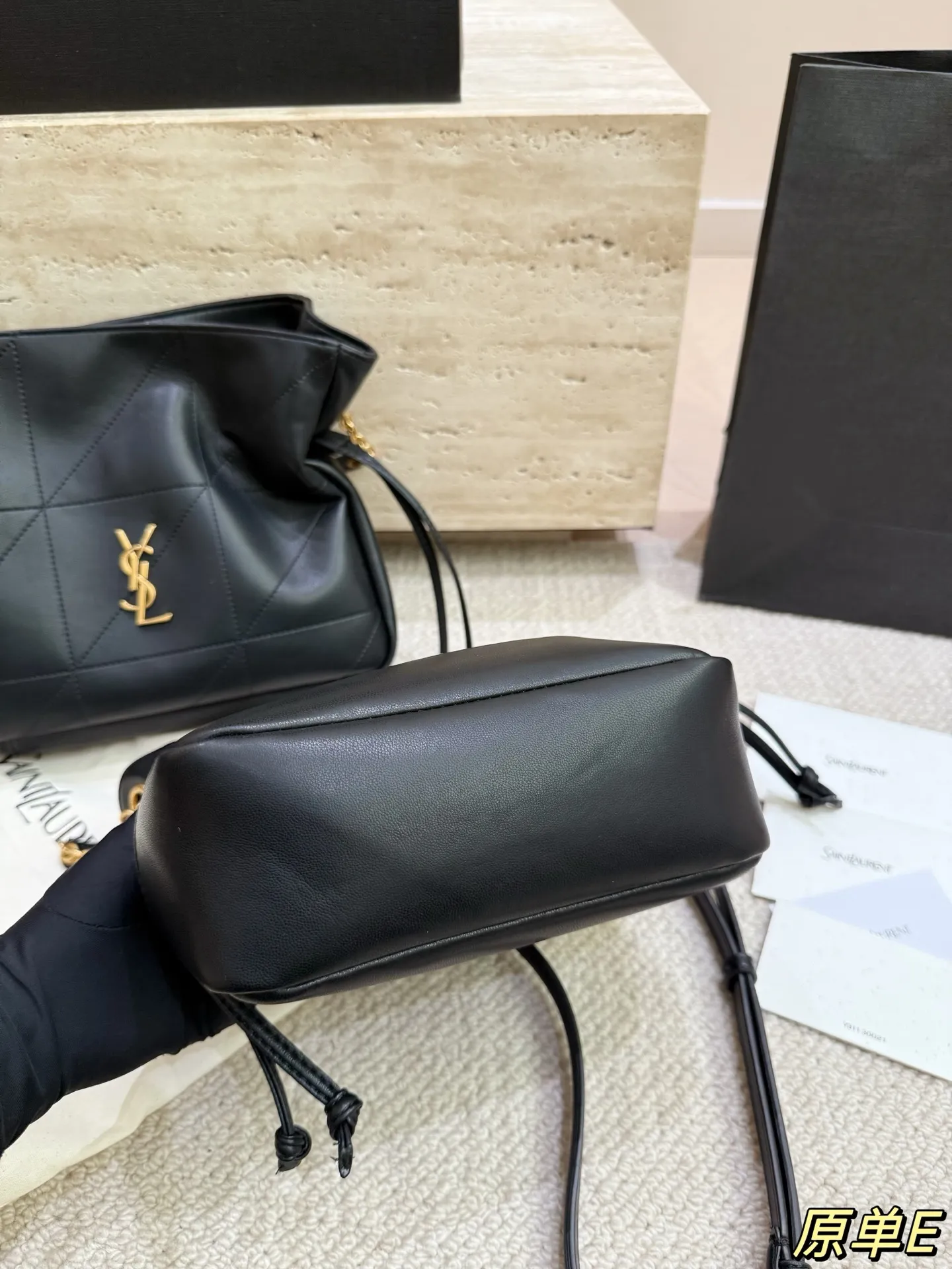 P185 P175 配盒 圣罗兰新品Jamie手袋,松弛有度的时尚,YSL新品Jamie手袋,手袋的精致设计,不仅能够完美收纳你的日常所需,更是一种生活态度的展现。松弛有度,既不失优雅,又充满个性。尺寸25.21 20.20