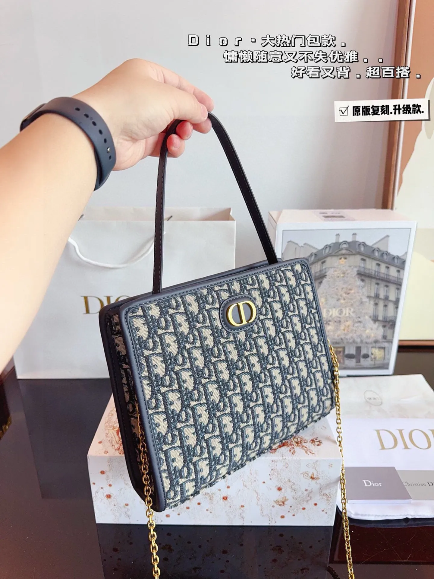 p160配礼盒🎁. DIOR 新品 洗漱包 采用专柜御用原双版面绣花老料 迪奥的oblique复印古花图案早在上世纪六十年代在就巴黎时装周里掀热起潮 不同的如是今大家伙儿的时髦度态已经融入生活 身背老花单品行到走哪都像巴在黎时装周 新款邮差这包颜值我看一眼都拔能草 最完美的一点是除它了斜挎外还能背当包 完全就我是喜欢的慵懒风格啊 尺寸：26*5*20cm、