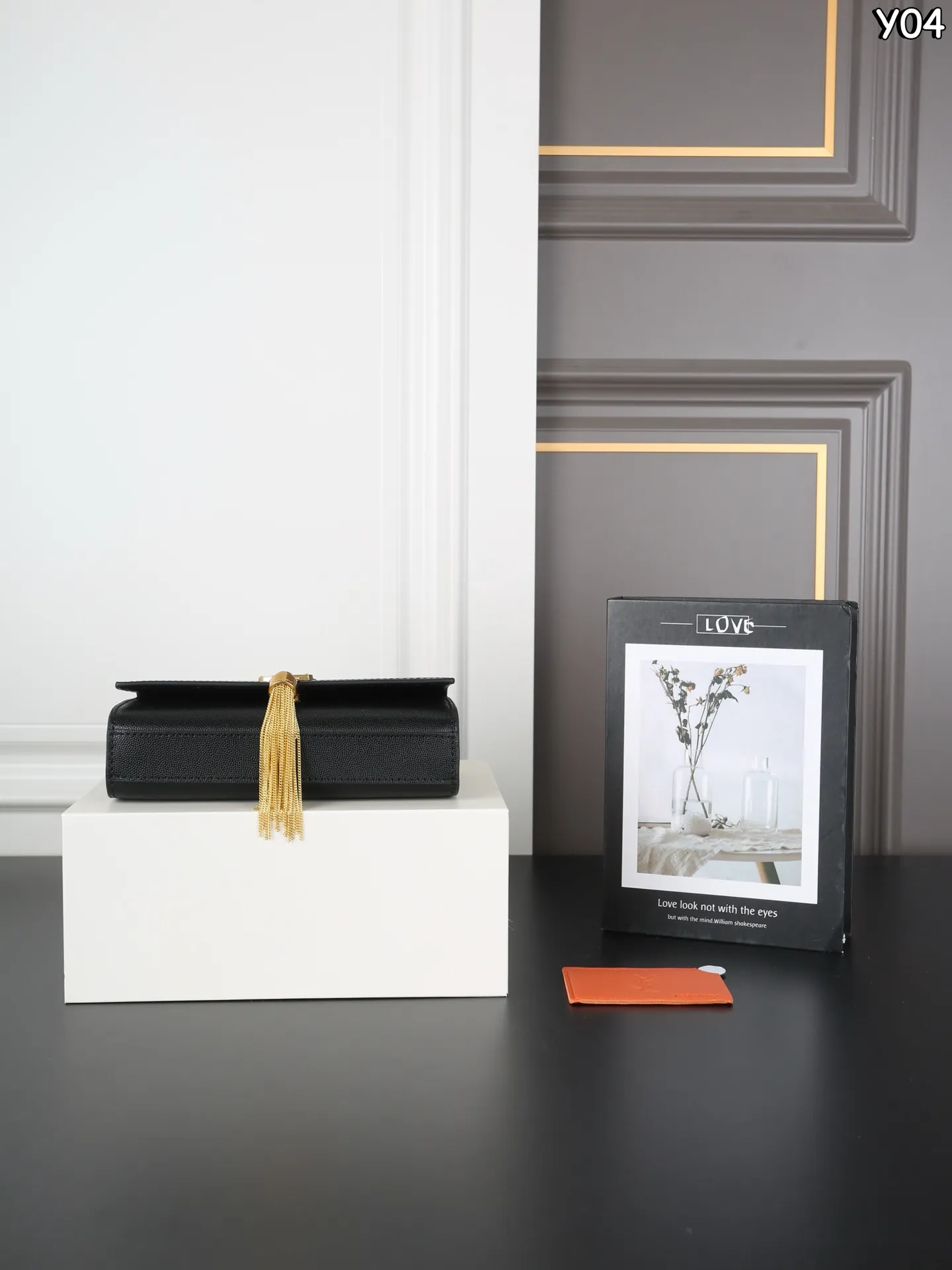 P160 全套礼盒 圣罗兰 YSL KATE 鱼子酱 流苏包链条单肩斜挎包 流苏超复古 满满的高级感 特别是流苏的材质,简直不要太好了!很有沉度的 经典流苏Kate也太🉑了吧‼️ 粒面牛皮耐磨耐用,链条可随意调节变换背法,既可斜背又可腋下,更是完美晚宴包! 尺寸:20×13