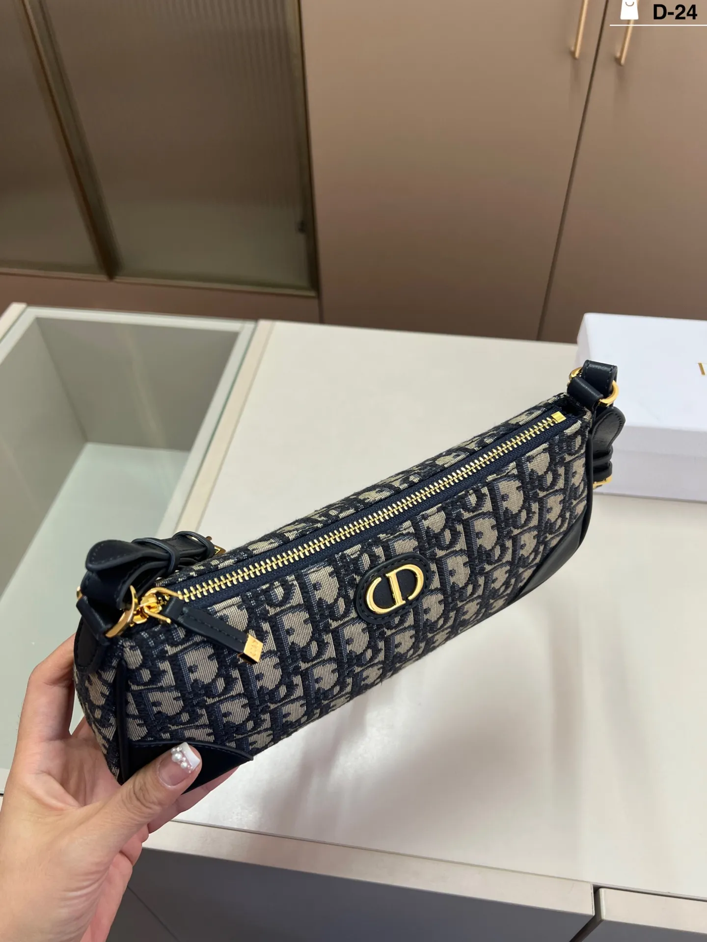 💰p195 迪奥DIOR 腋下包 包型太可爱了 容量非常可,日常通勤都没问题 可咸可甜 质感满分工艺非常讲究 细节立体感拉满D-24尺寸26×10配盒